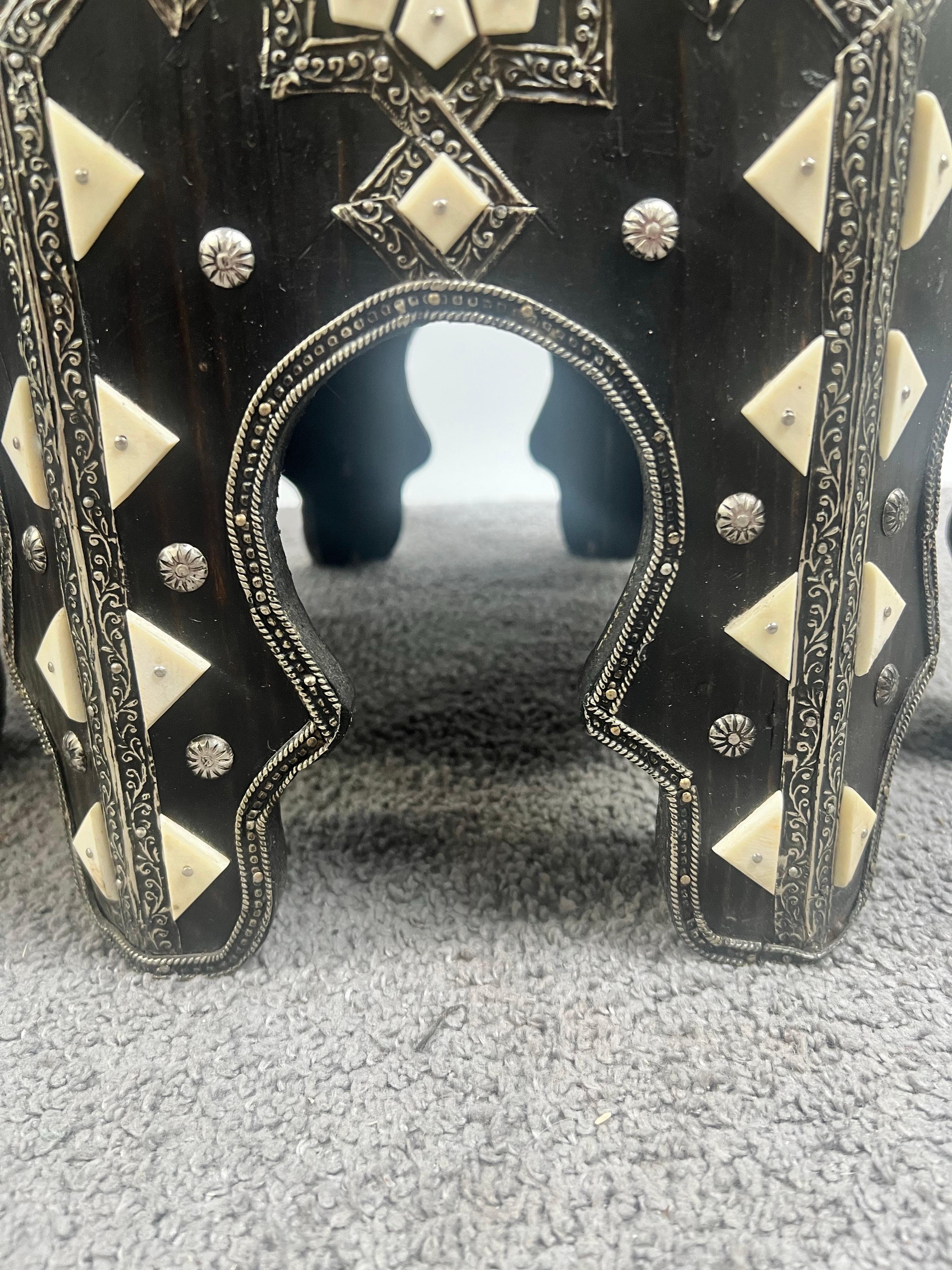 Mesa auxiliar octogonal marroquí de hueso blanco y negro con incrustaciones de filigrana, pareja en venta 4