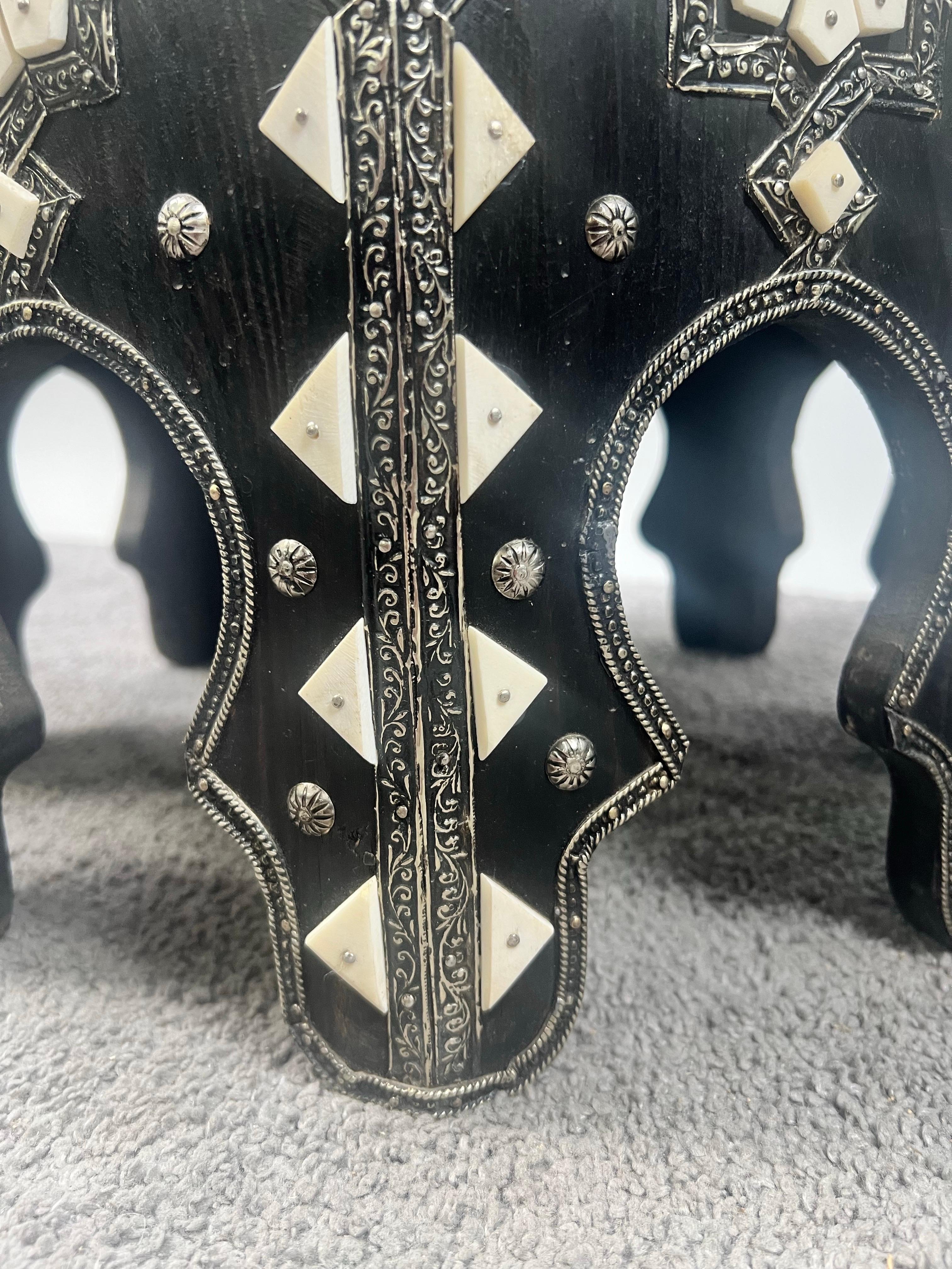 Mesa auxiliar octogonal marroquí de hueso blanco y negro con incrustaciones de filigrana, pareja en venta 5