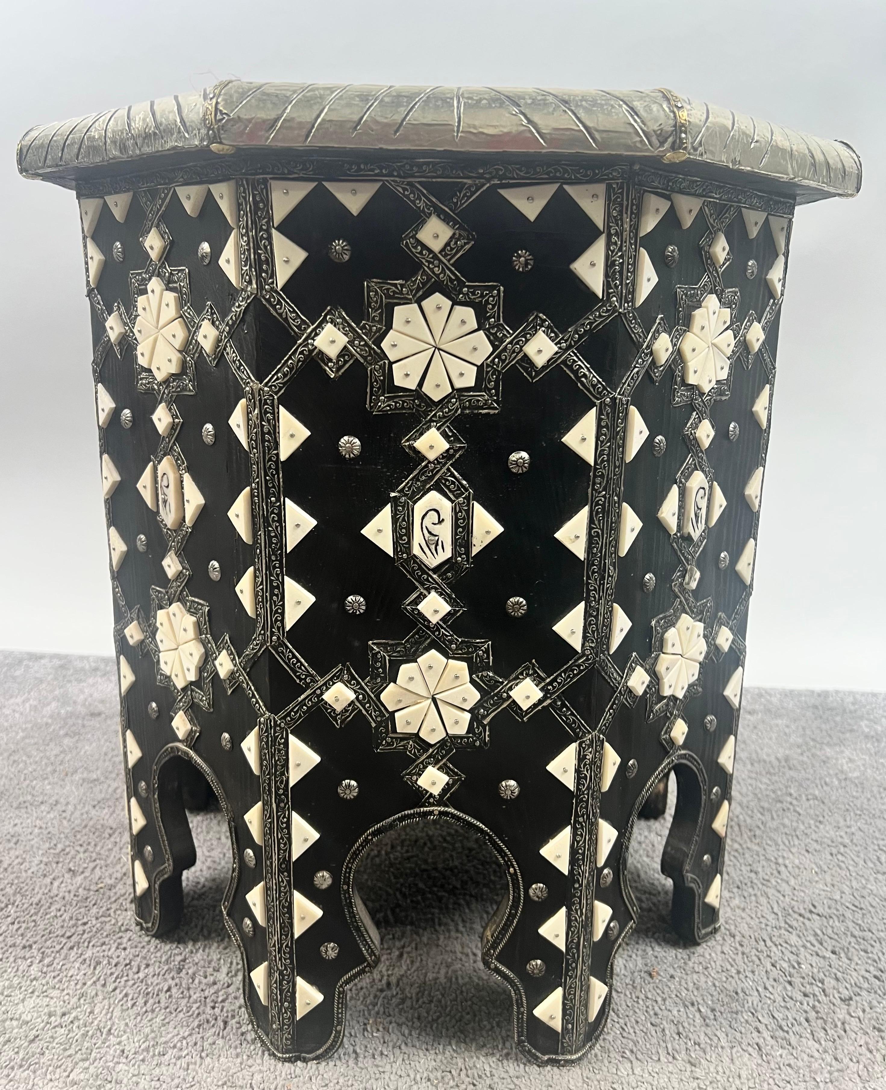 Mesa auxiliar octogonal marroquí de hueso blanco y negro con incrustaciones de filigrana, pareja en venta 6