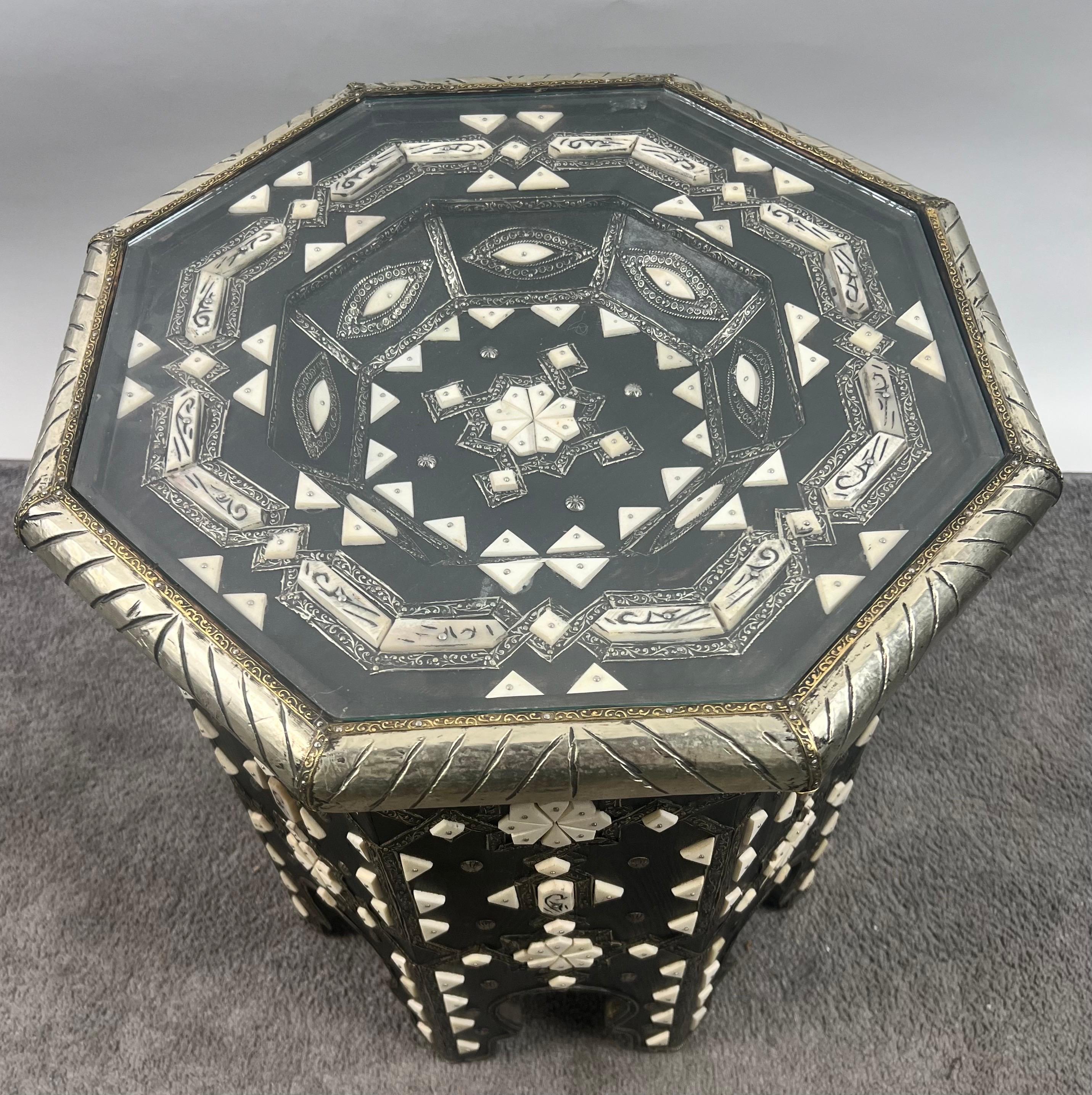 Mesa auxiliar octogonal marroquí de hueso blanco y negro con incrustaciones de filigrana, pareja en venta 7