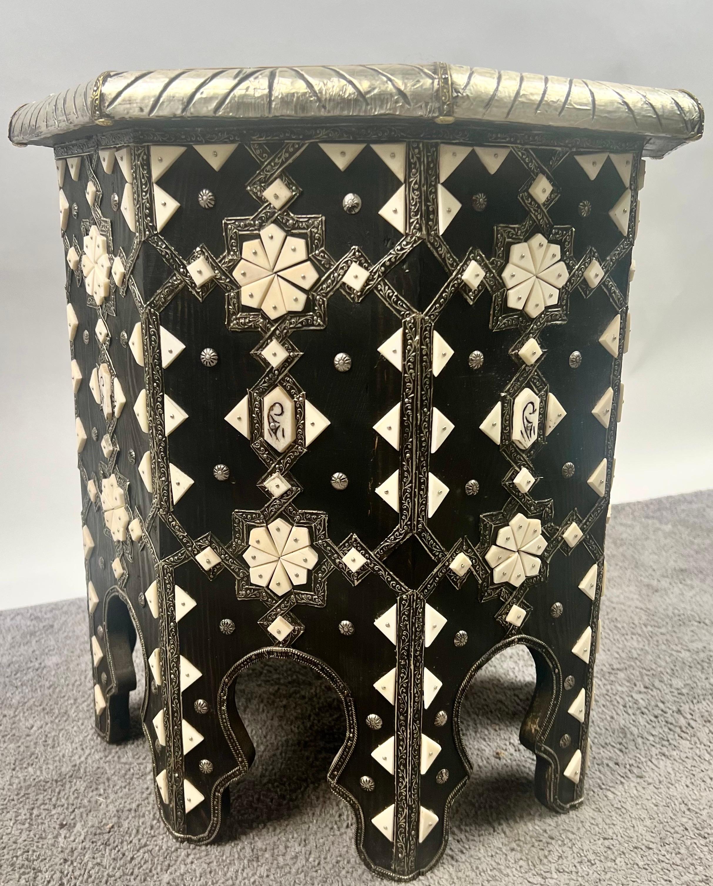 Mesa auxiliar octogonal marroquí de hueso blanco y negro con incrustaciones de filigrana, pareja en venta 8