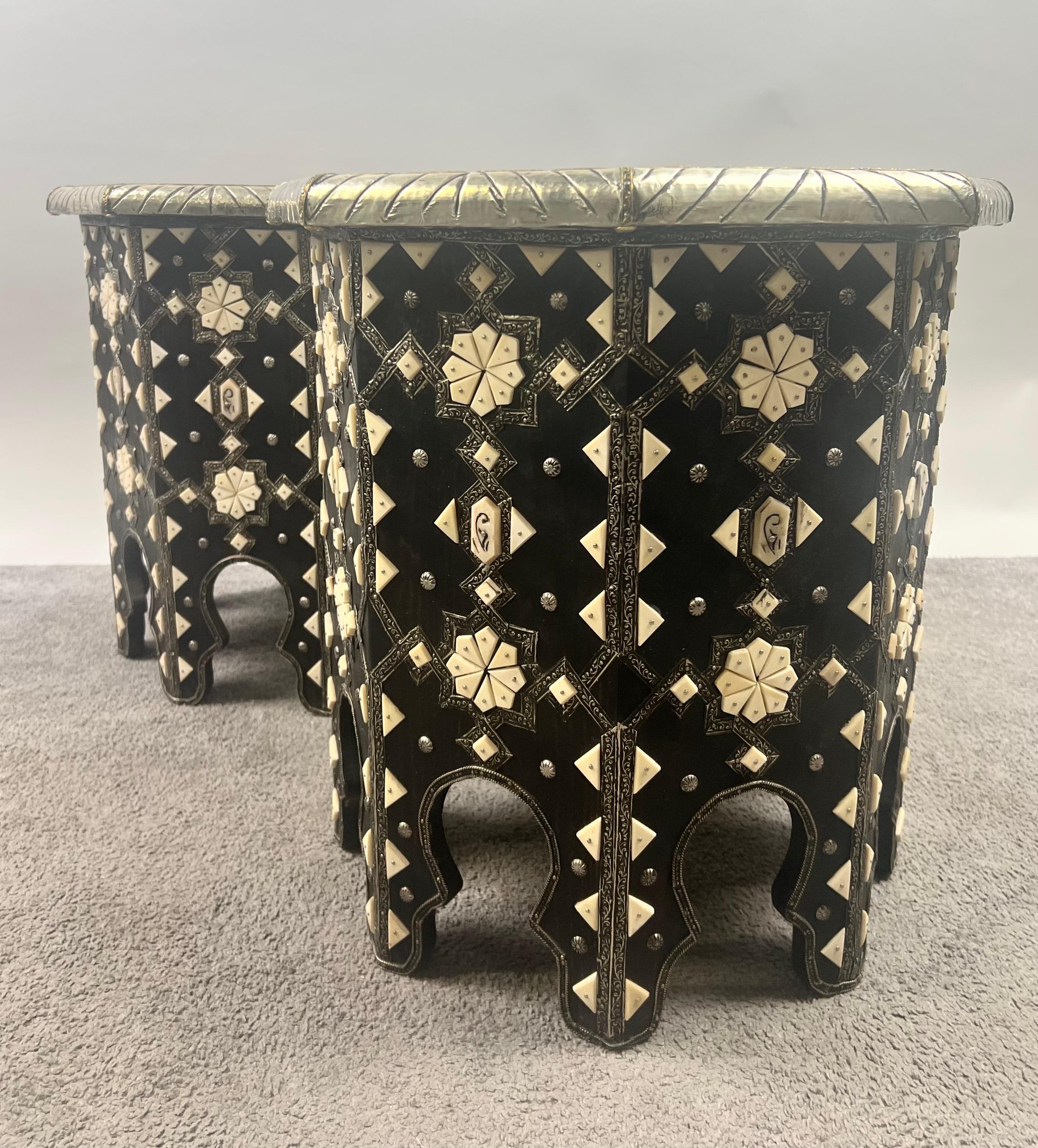 Mesa auxiliar octogonal marroquí de hueso blanco y negro con incrustaciones de filigrana, pareja en venta 9