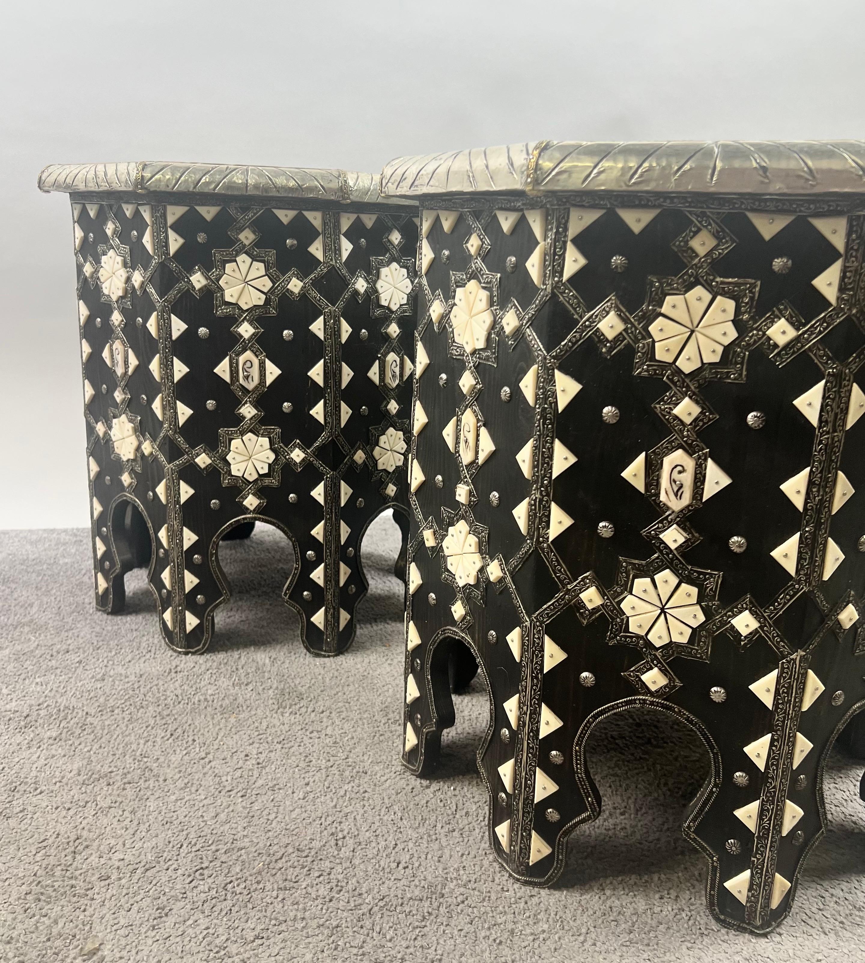 Mesa auxiliar octogonal marroquí de hueso blanco y negro con incrustaciones de filigrana, pareja en venta 10