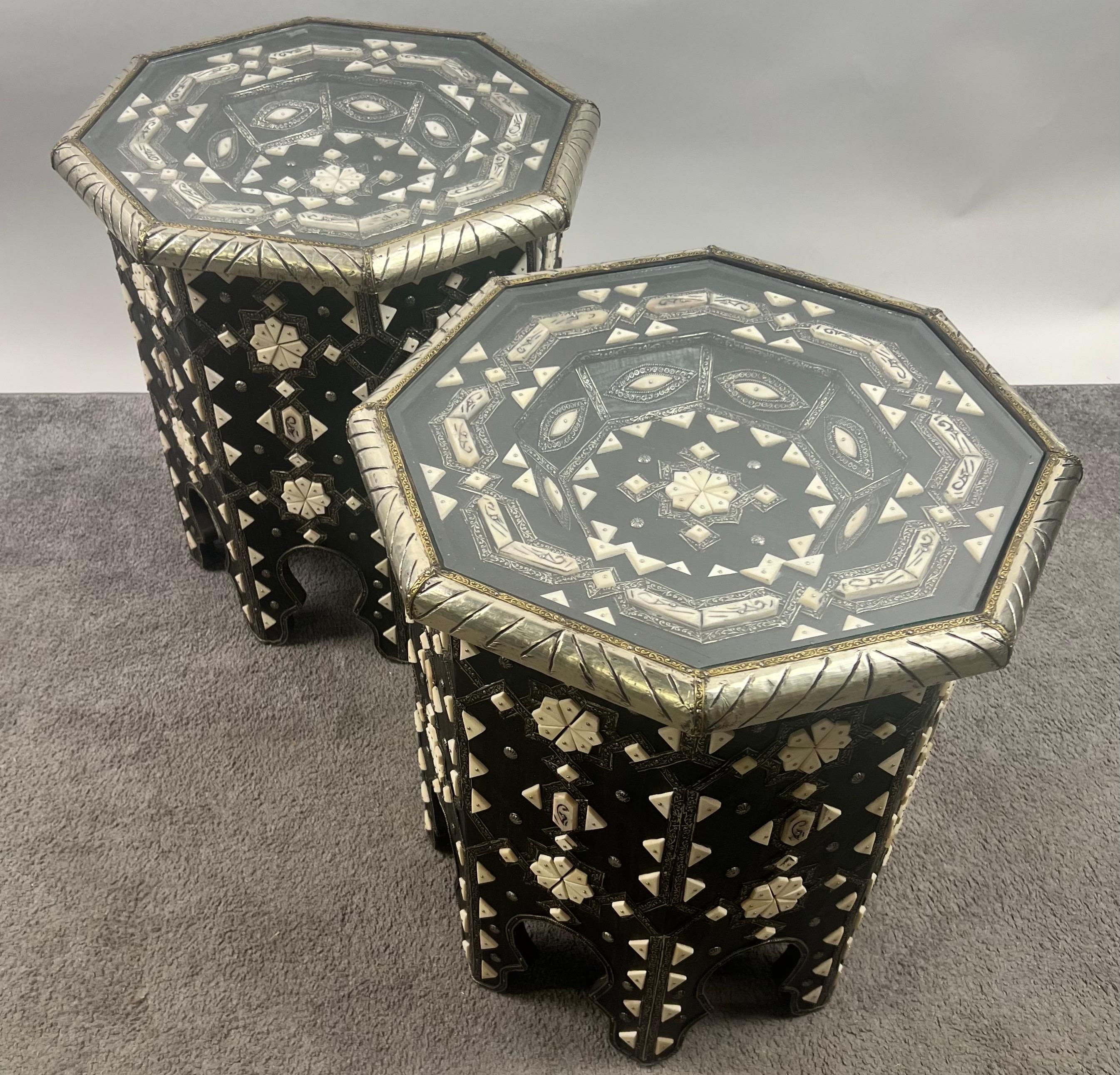 Mesa auxiliar octogonal marroquí de hueso blanco y negro con incrustaciones de filigrana, pareja en venta 11