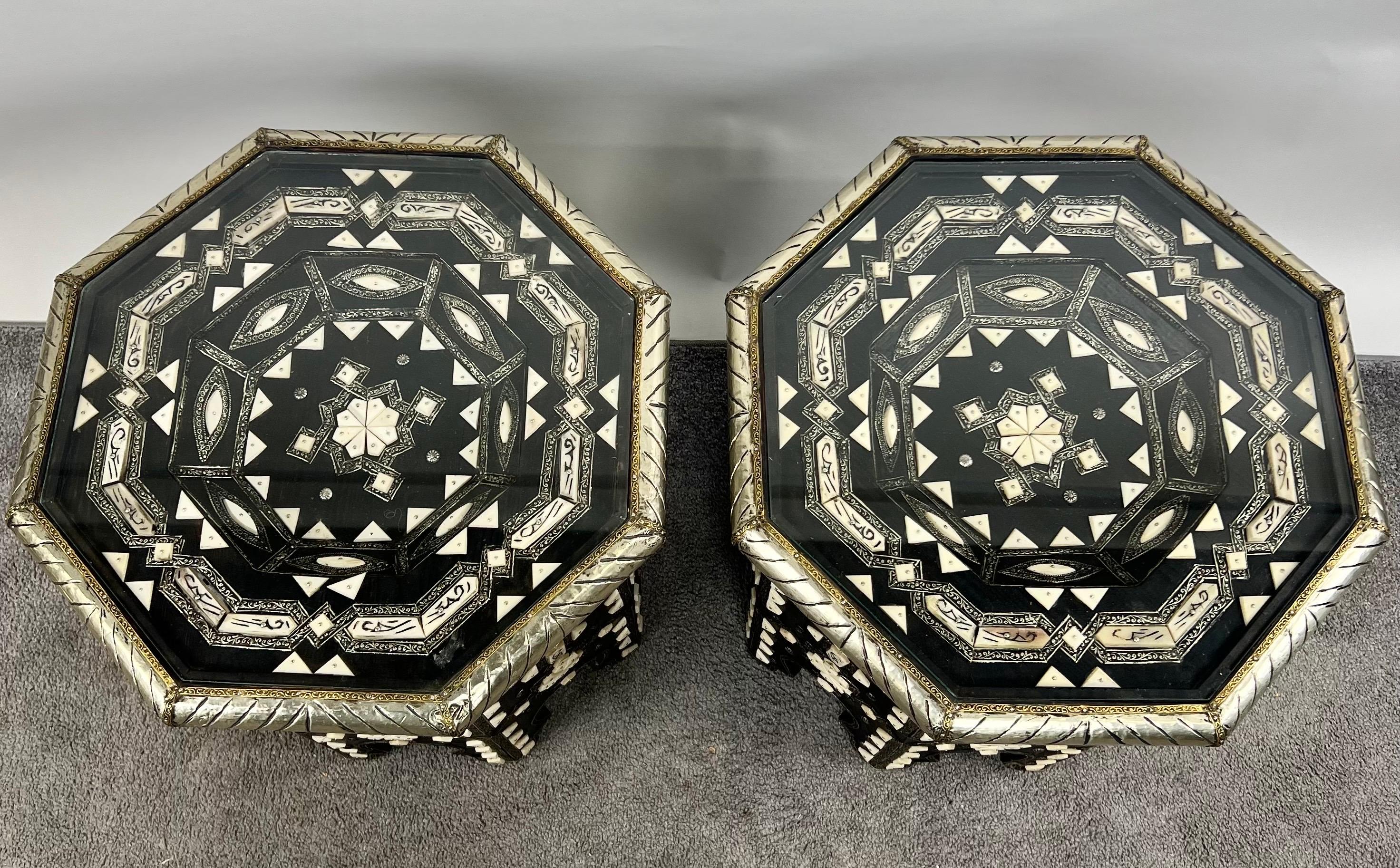 Mesa auxiliar octogonal marroquí de hueso blanco y negro con incrustaciones de filigrana, pareja Morisco en venta