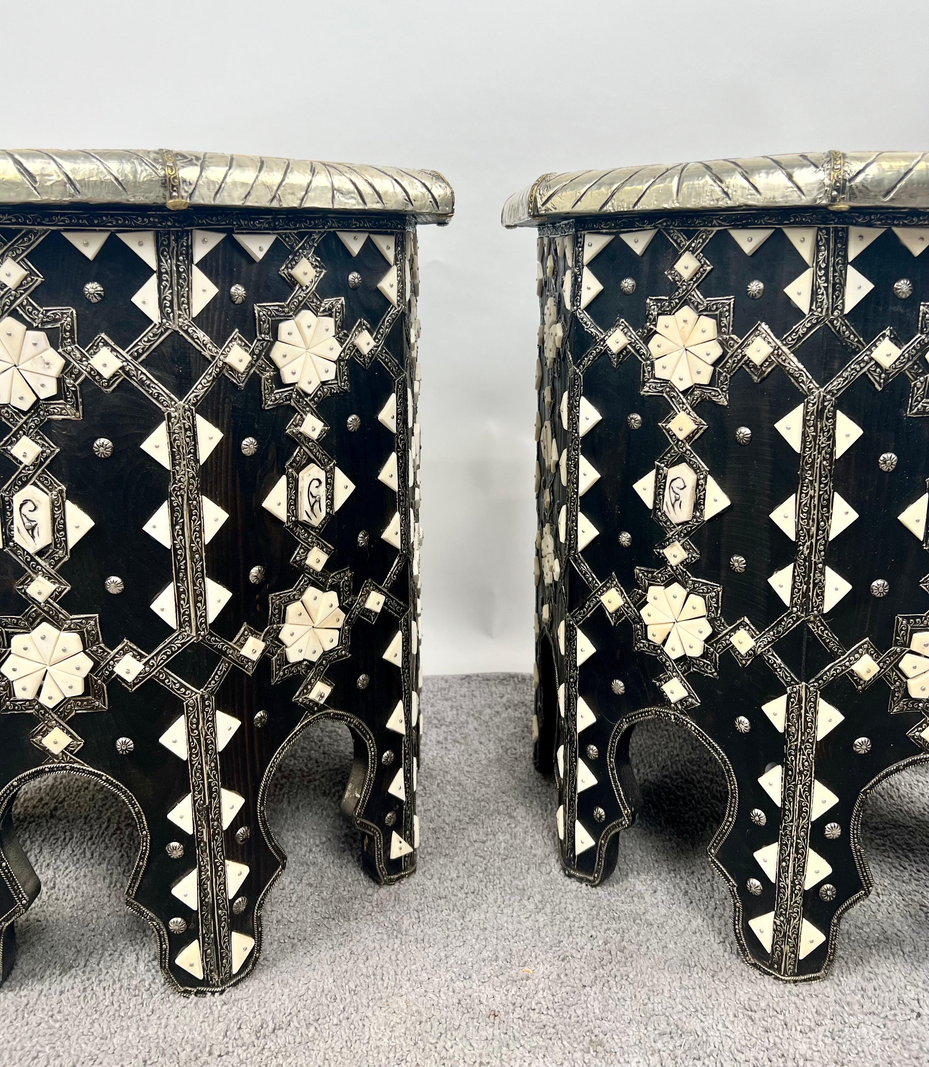 Mesa auxiliar octogonal marroquí de hueso blanco y negro con incrustaciones de filigrana, pareja Marroquí en venta