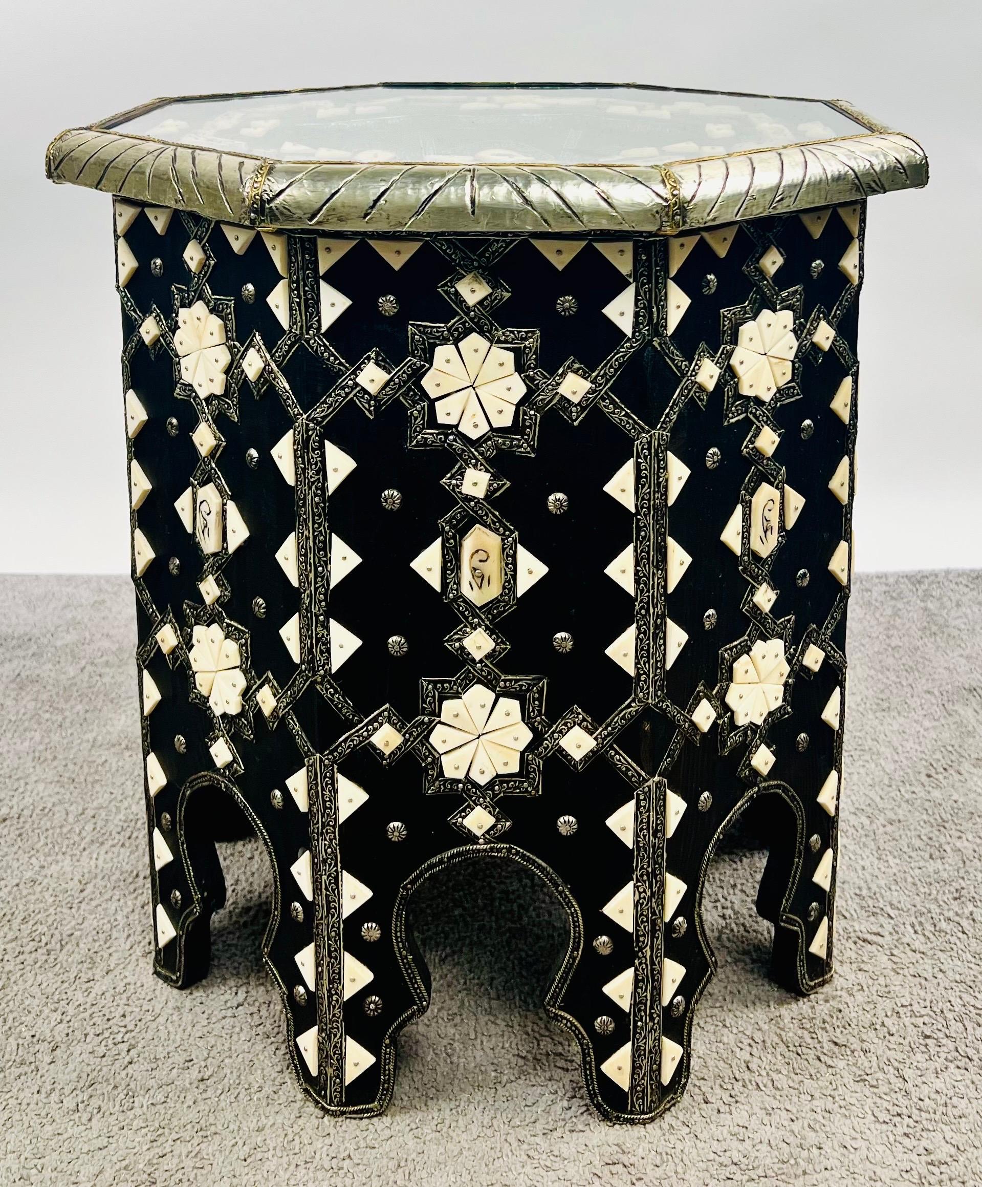 Mesa auxiliar octogonal marroquí de hueso blanco y negro con incrustaciones de filigrana, pareja en Bueno estado para la venta en Plainview, NY