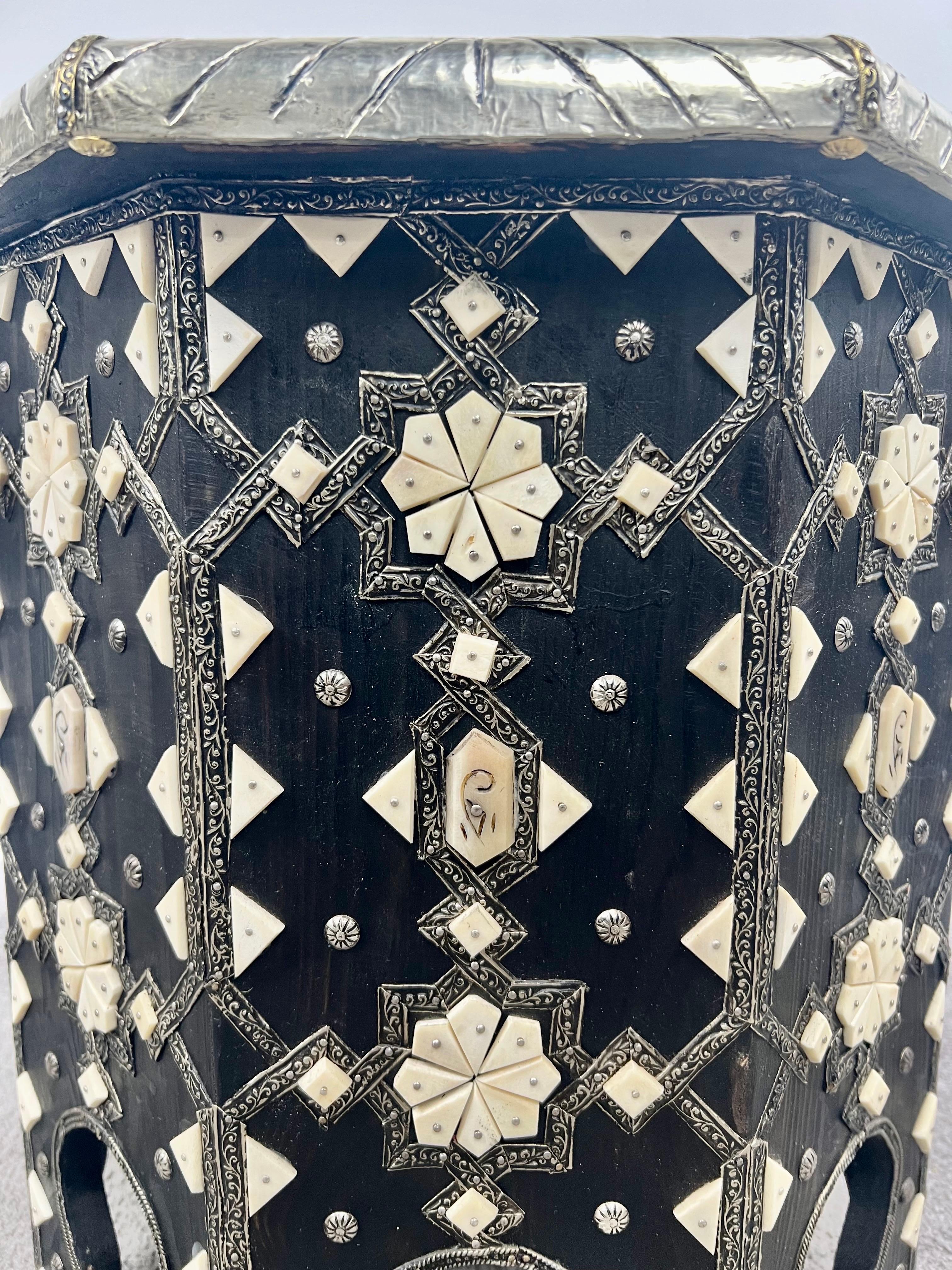 Mesa auxiliar octogonal marroquí de hueso blanco y negro con incrustaciones de filigrana, pareja siglo XX en venta