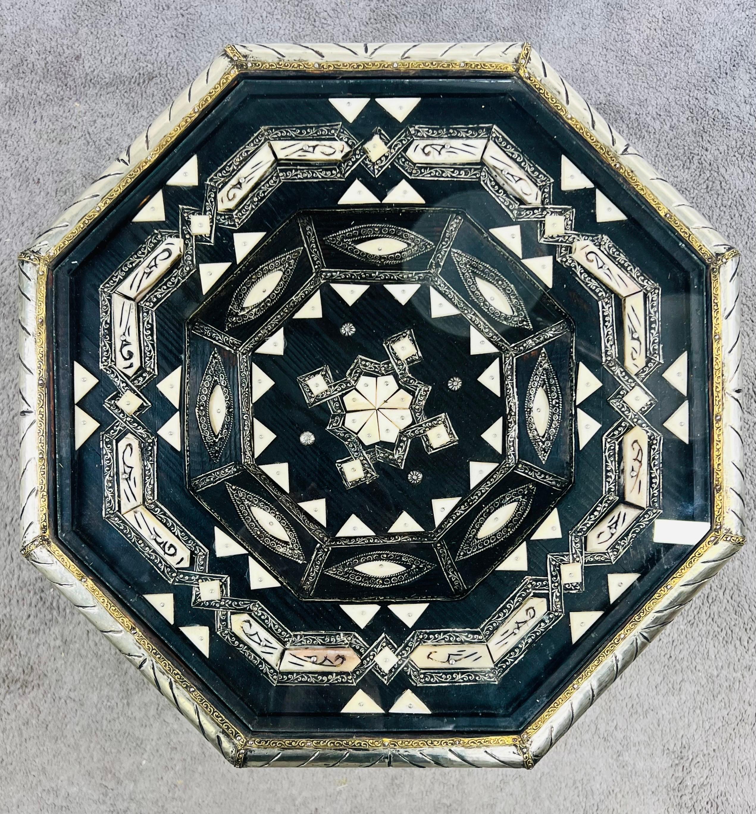 Mesa auxiliar octogonal marroquí de hueso blanco y negro con incrustaciones de filigrana, pareja Metal en venta