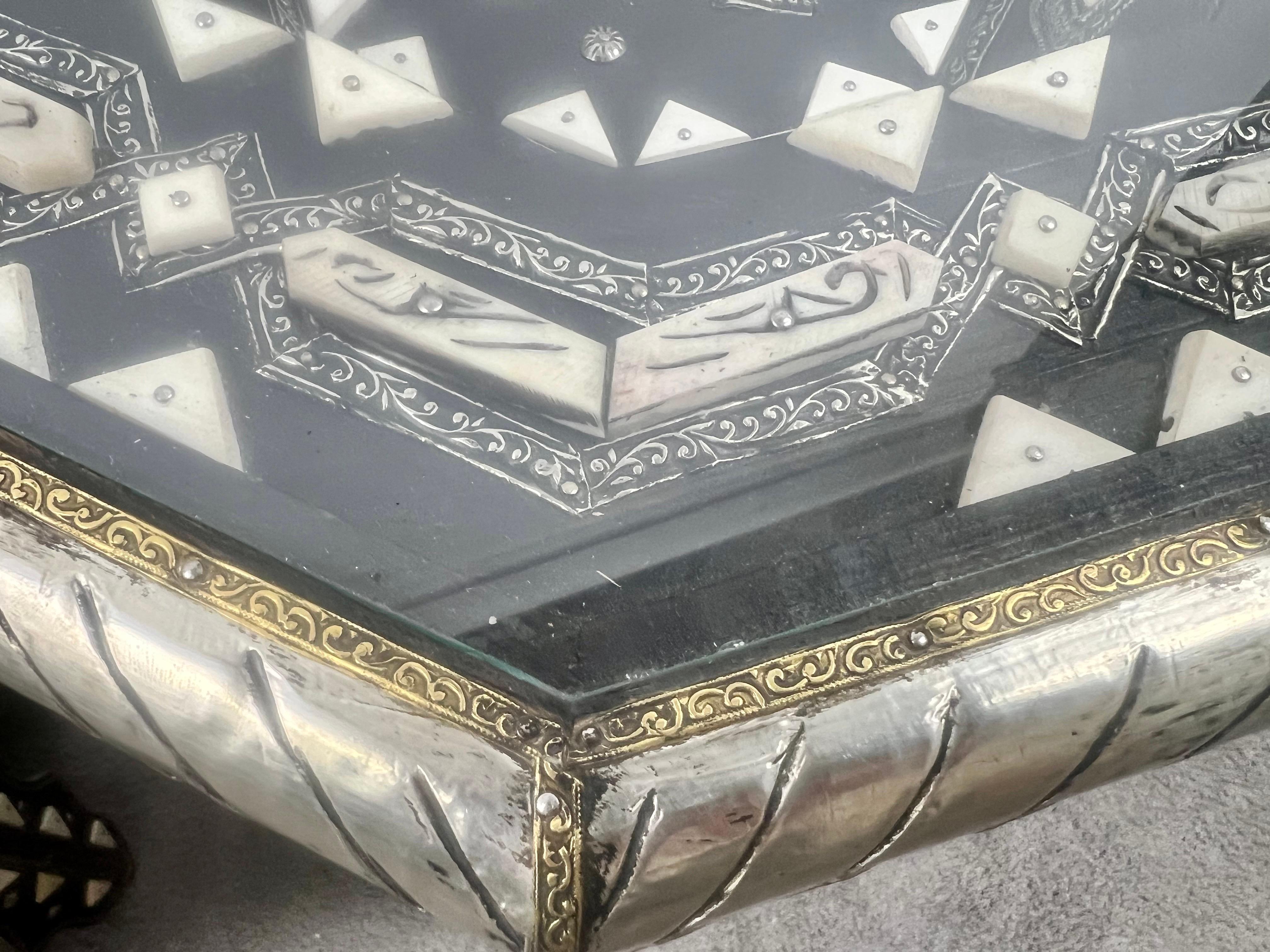 Mesa auxiliar octogonal marroquí de hueso blanco y negro con incrustaciones de filigrana, pareja en venta 1