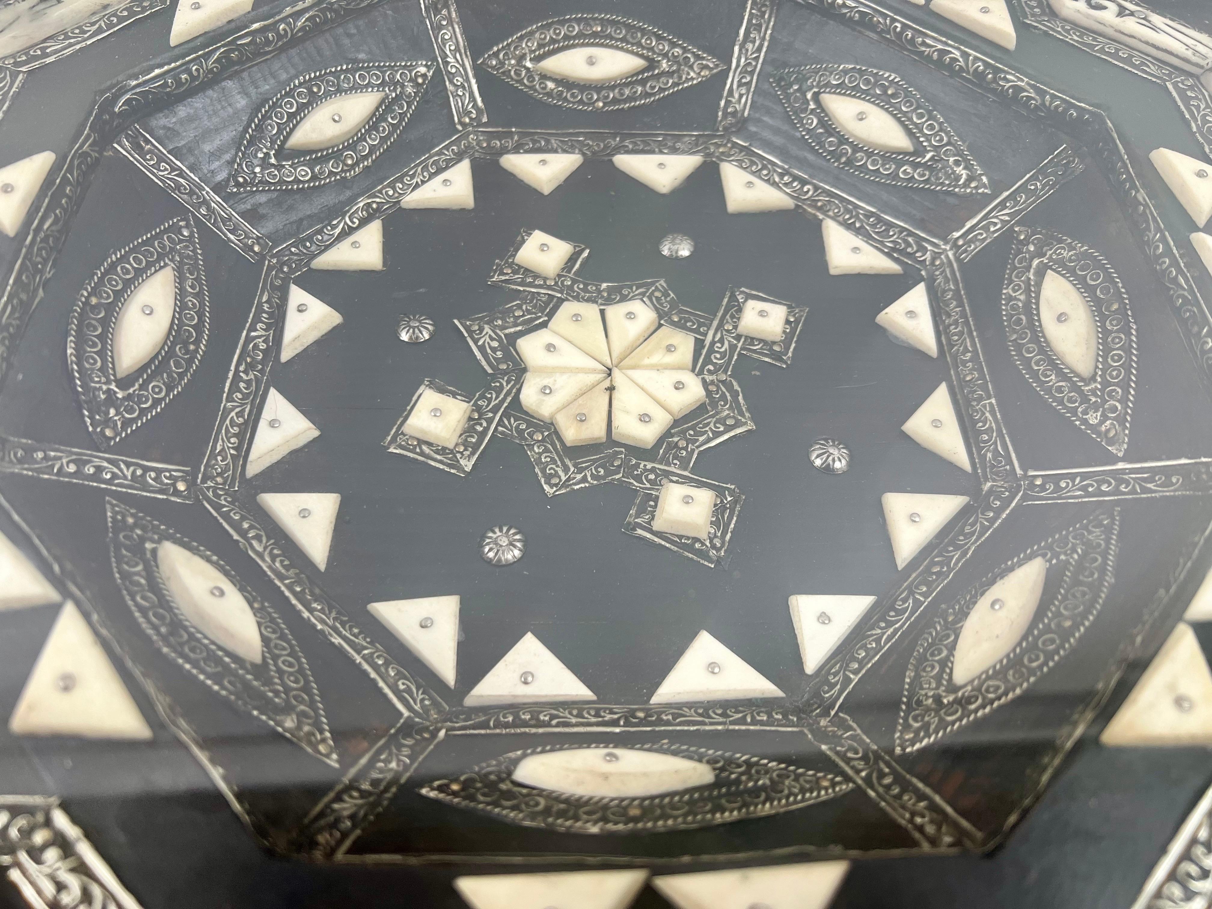 Mesa auxiliar octogonal marroquí de hueso blanco y negro con incrustaciones de filigrana, pareja en venta 2