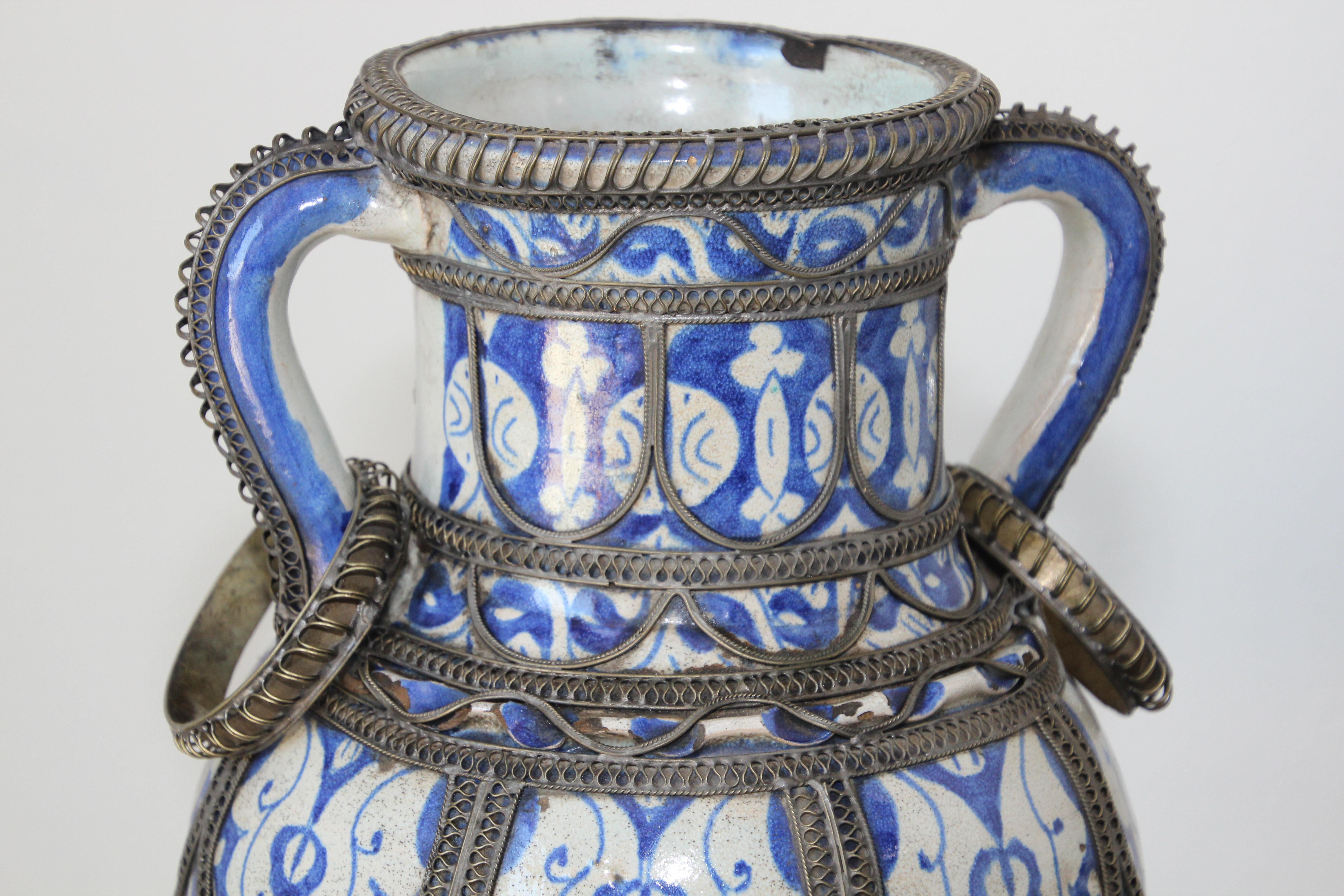  Moroccan Blue & White Ceramic Footed Vase from Fez with Silver Filigree For Sale 4