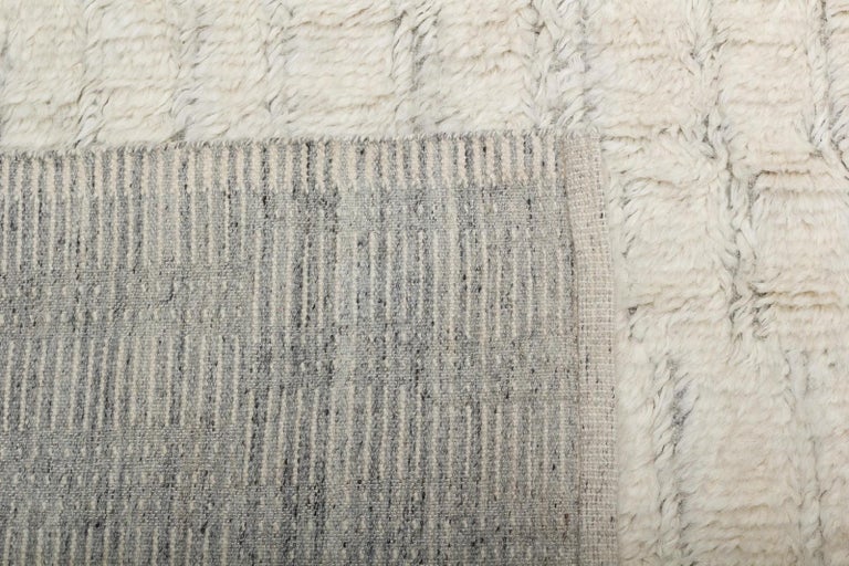 Minimalist Berber Bohemian Low-Pile Wool Shag Hand knotted Ivory Rug In New Condition For Sale In New York, NY