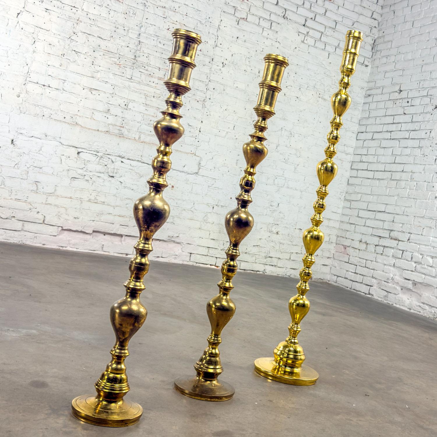 Juego de 3 candeleros de pie de latón torneado de estilo marroquí y bohemio en venta 5