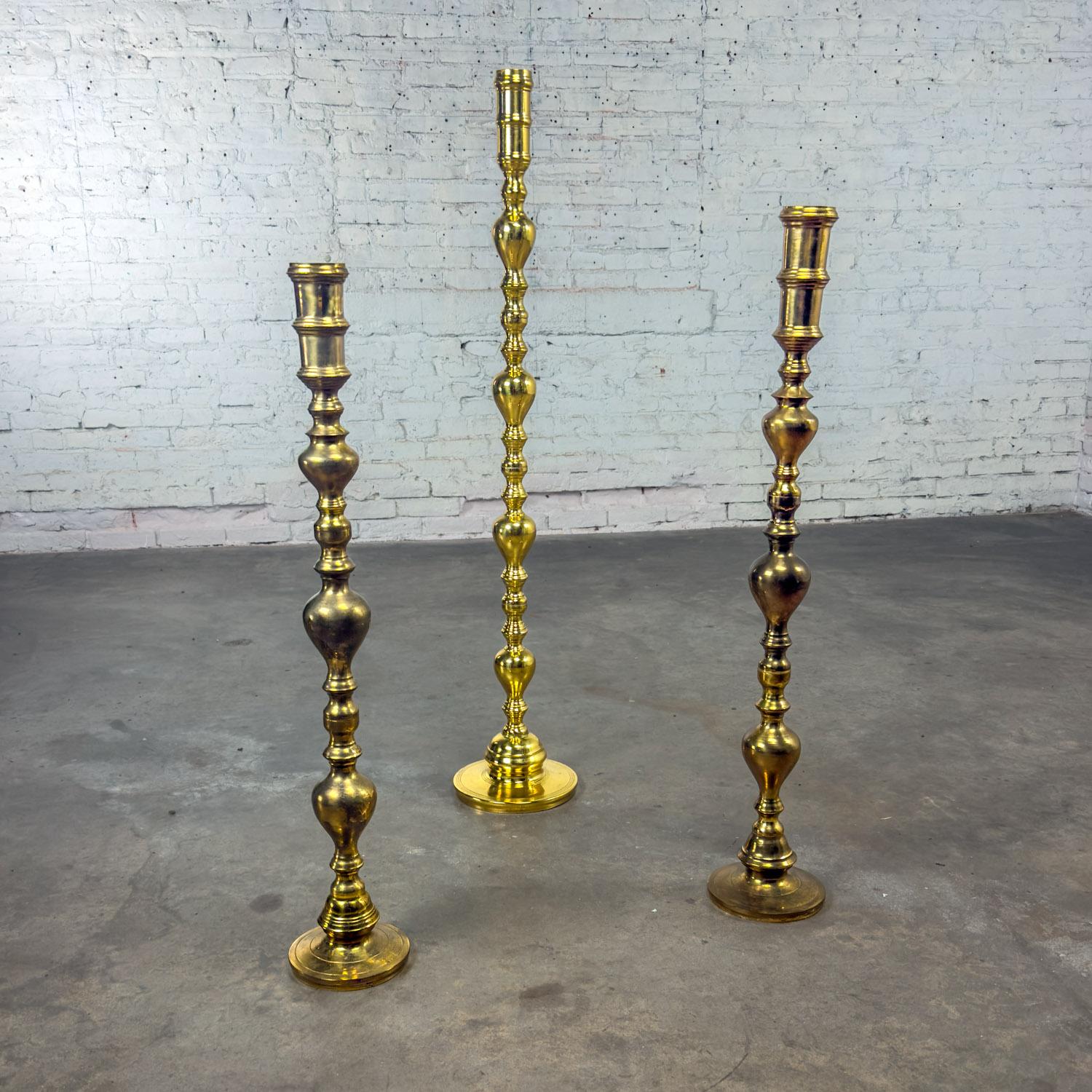 Juego de 3 candeleros de pie de latón torneado de estilo marroquí y bohemio en venta 6