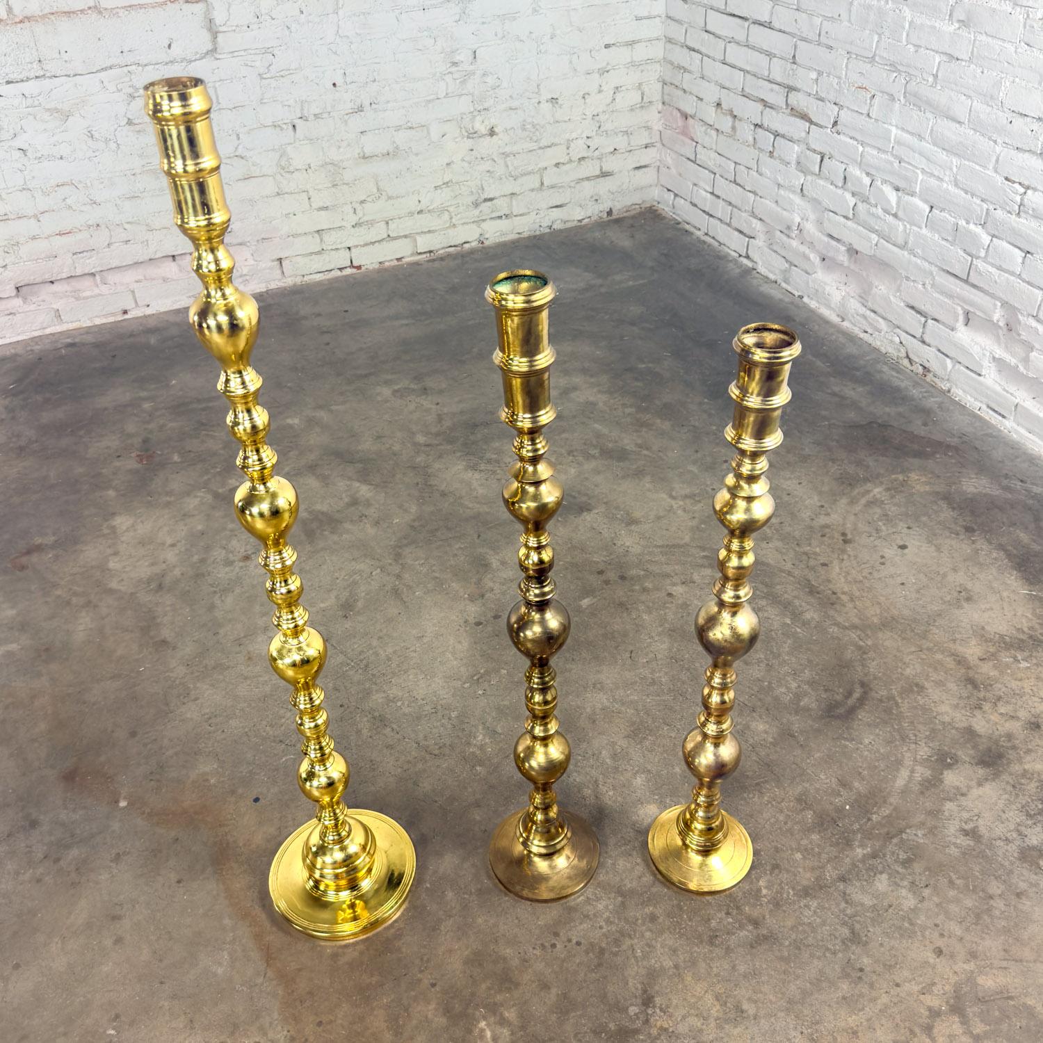 Juego de 3 candeleros de pie de latón torneado de estilo marroquí y bohemio en venta 8