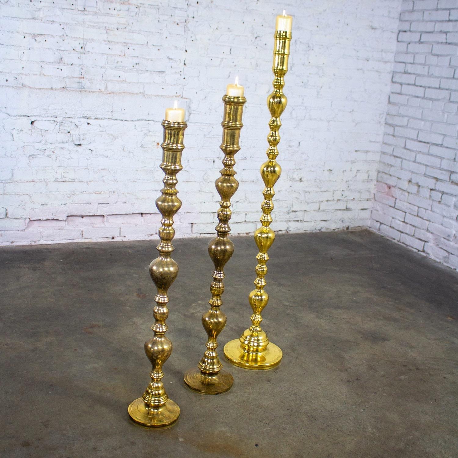 Maravilloso conjunto vintage de 3 candelabros de pie de latón torneado de estilo bohemio y boho chic marroquí. Hermoso estado, teniendo en cuenta que son de época y no nuevos, por lo que tendrán signos de uso y desgaste aunque hayan sido repintados