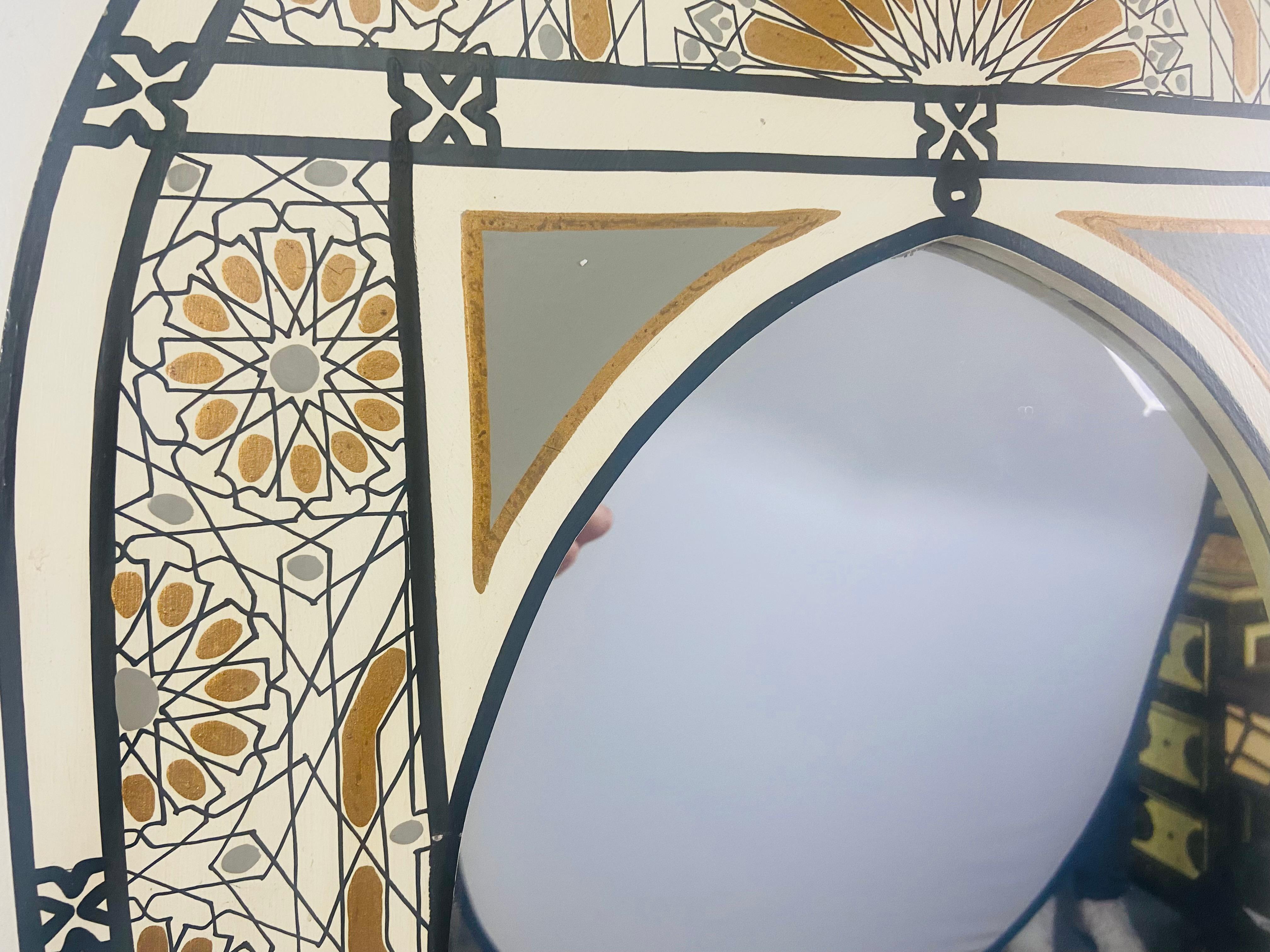 Miroir mural, de table ou de coiffeuse de style bohème marocain en forme d'arc, blanc et or en vente 2