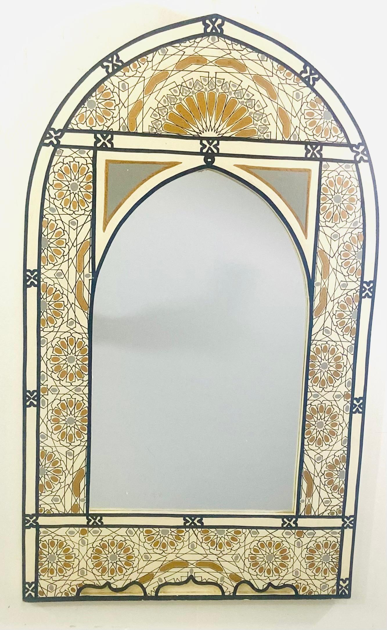 Bohème Miroir mural, de table ou de coiffeuse de style bohème marocain en forme d'arc, blanc et or en vente