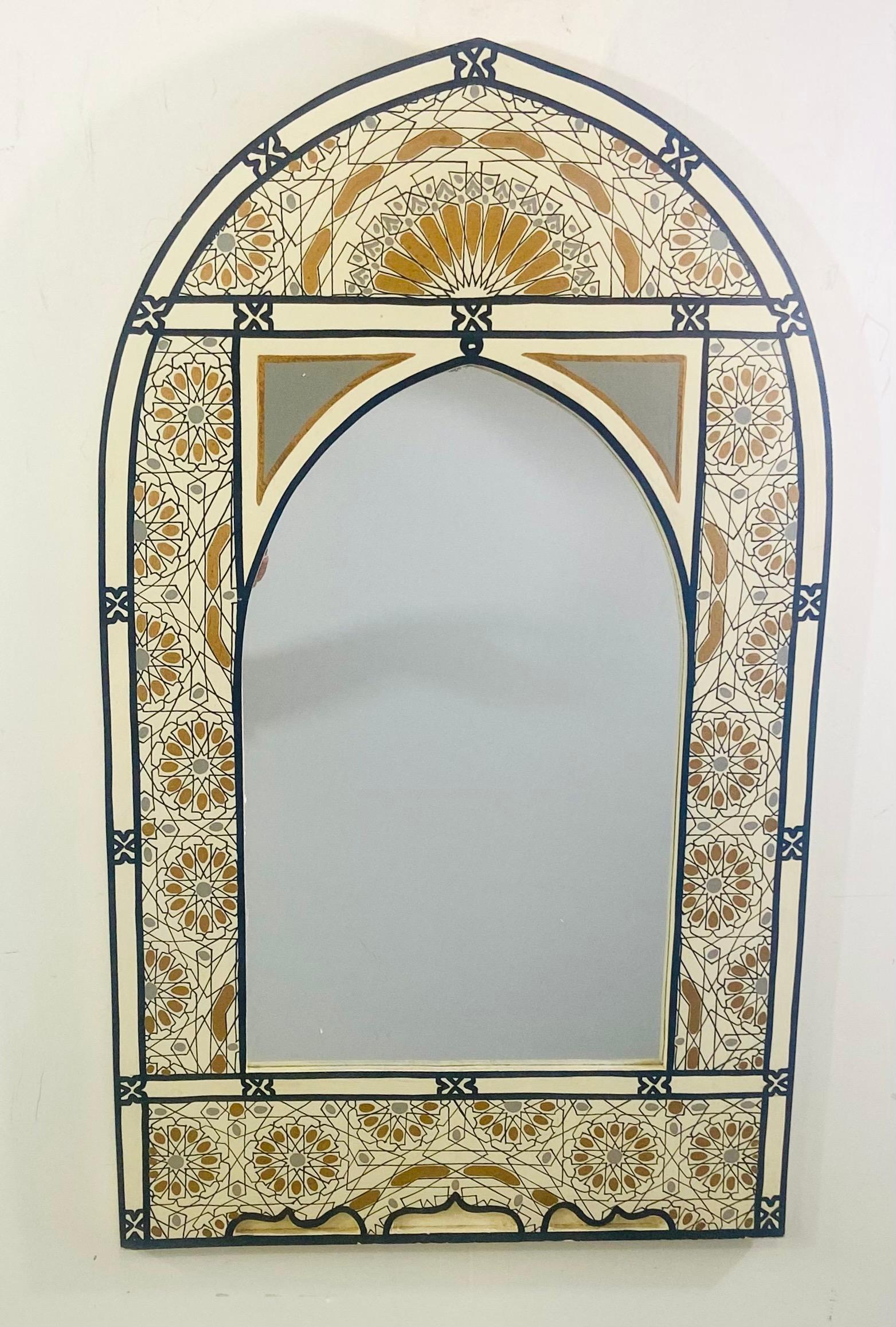 Marocain Miroir mural, de table ou de coiffeuse de style bohème marocain en forme d'arc, blanc et or en vente