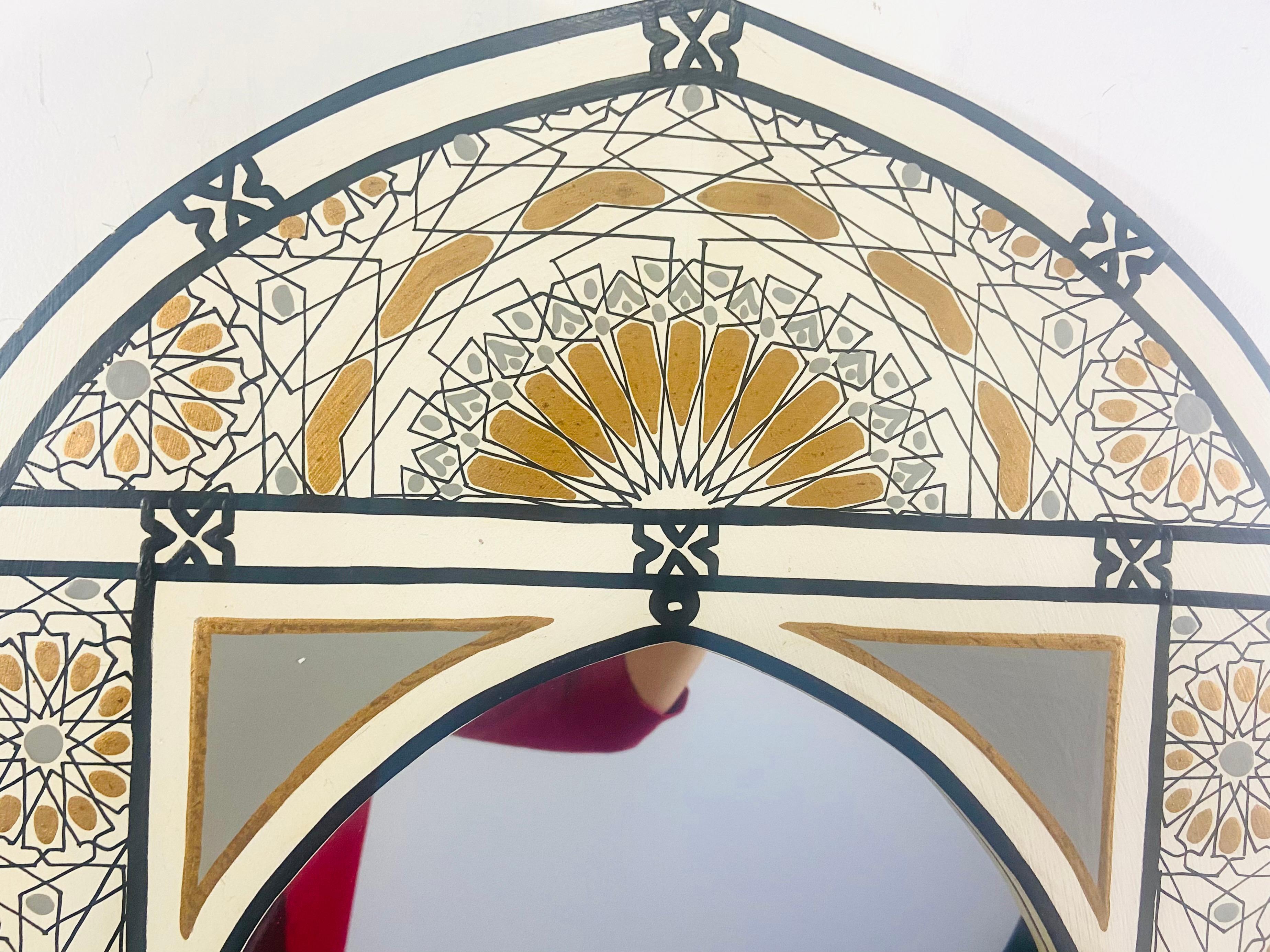 Peint à la main Miroir mural, de table ou de coiffeuse de style bohème marocain en forme d'arc, blanc et or en vente