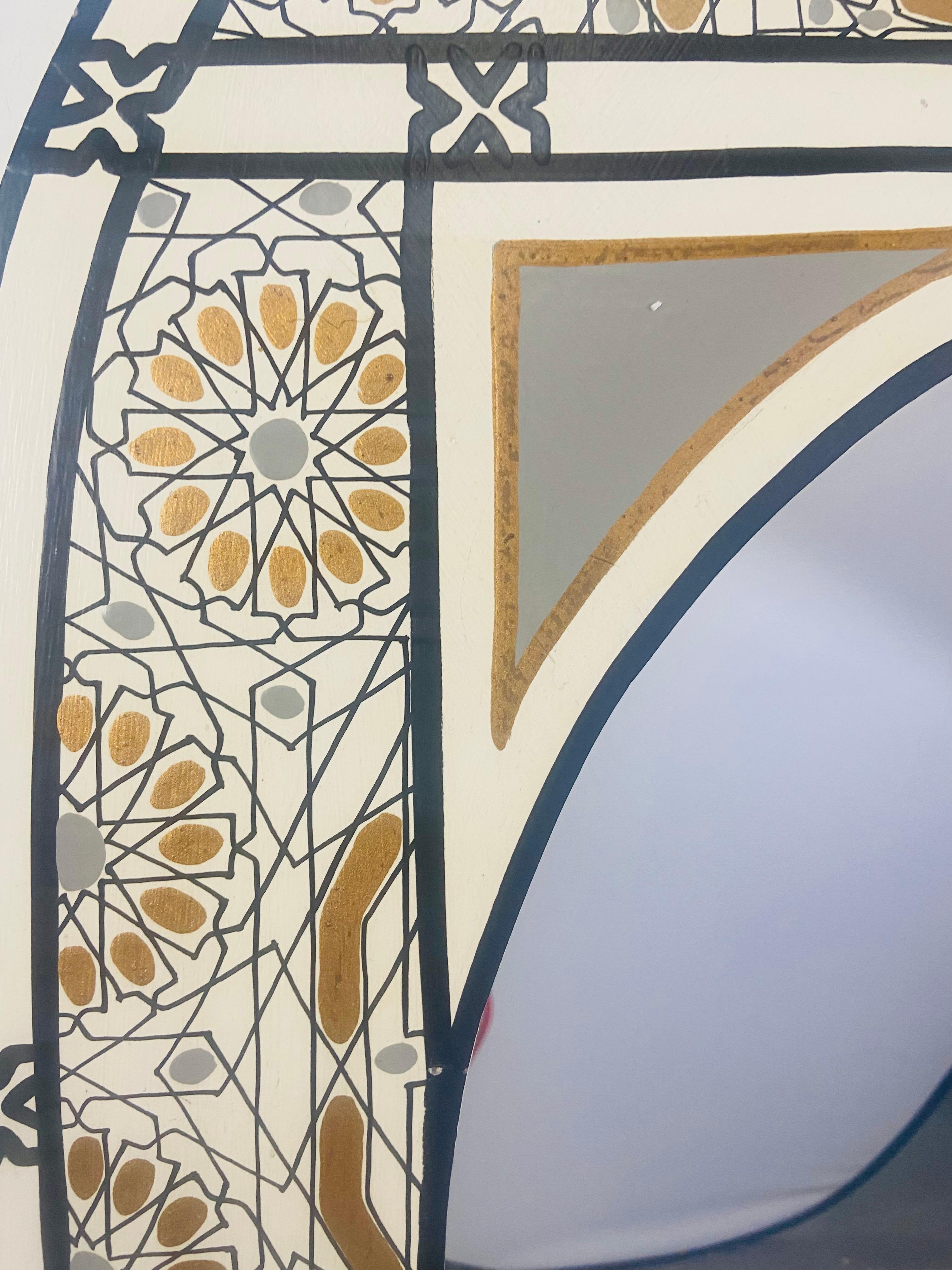 Miroir mural, de table ou de coiffeuse de style bohème marocain en forme d'arc, blanc et or Bon état - En vente à Plainview, NY