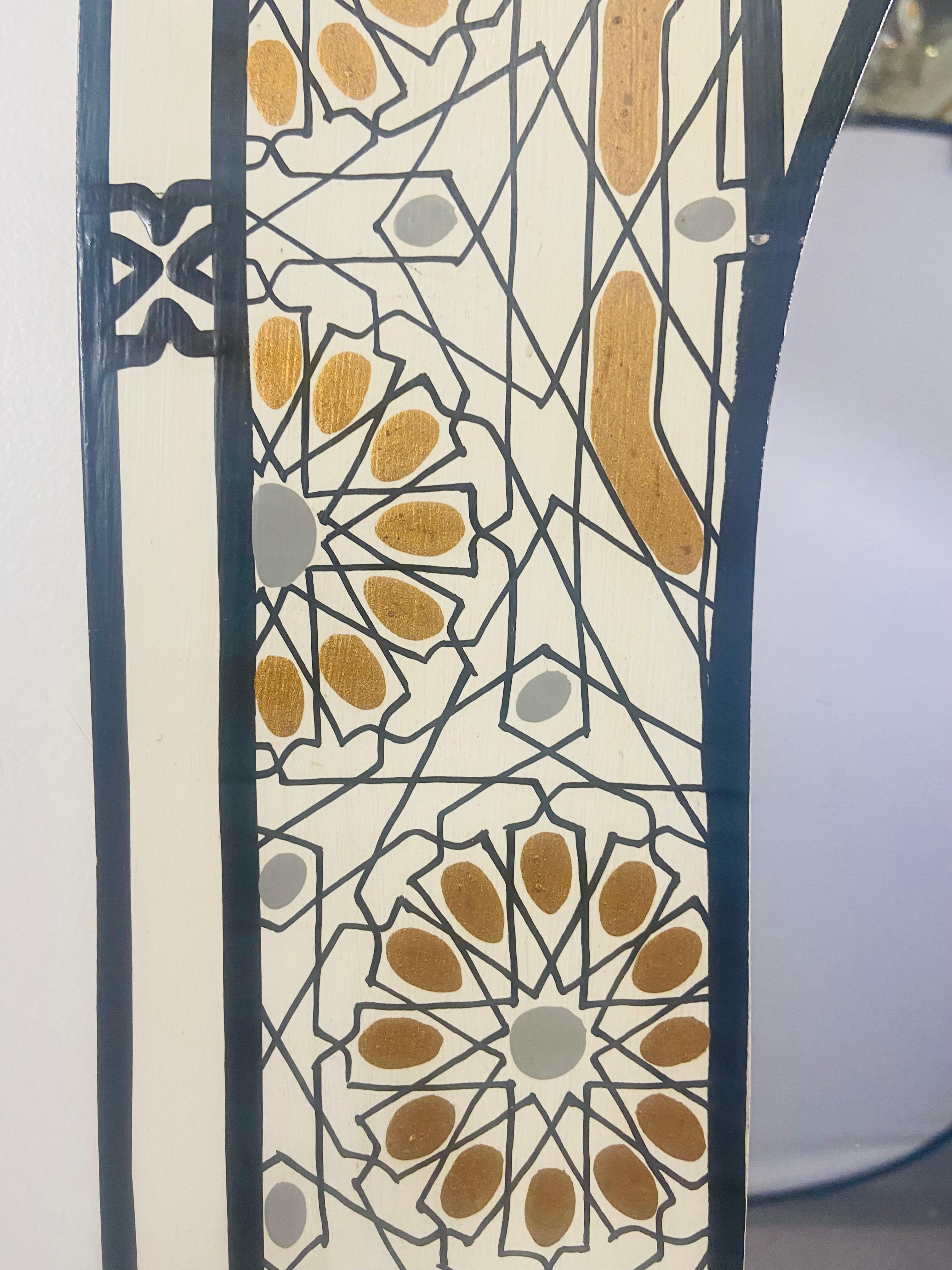 Peint à la main Miroir mural, de table ou de coiffeuse de style bohème marocain en forme d'arc, blanc et or en vente
