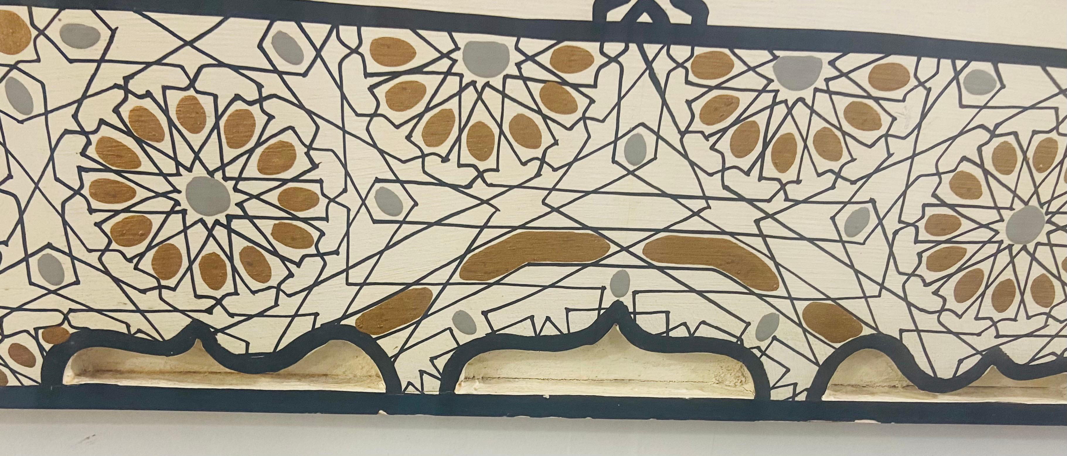 Bois Miroir mural, de table ou de coiffeuse de style bohème marocain en forme d'arc, blanc et or en vente