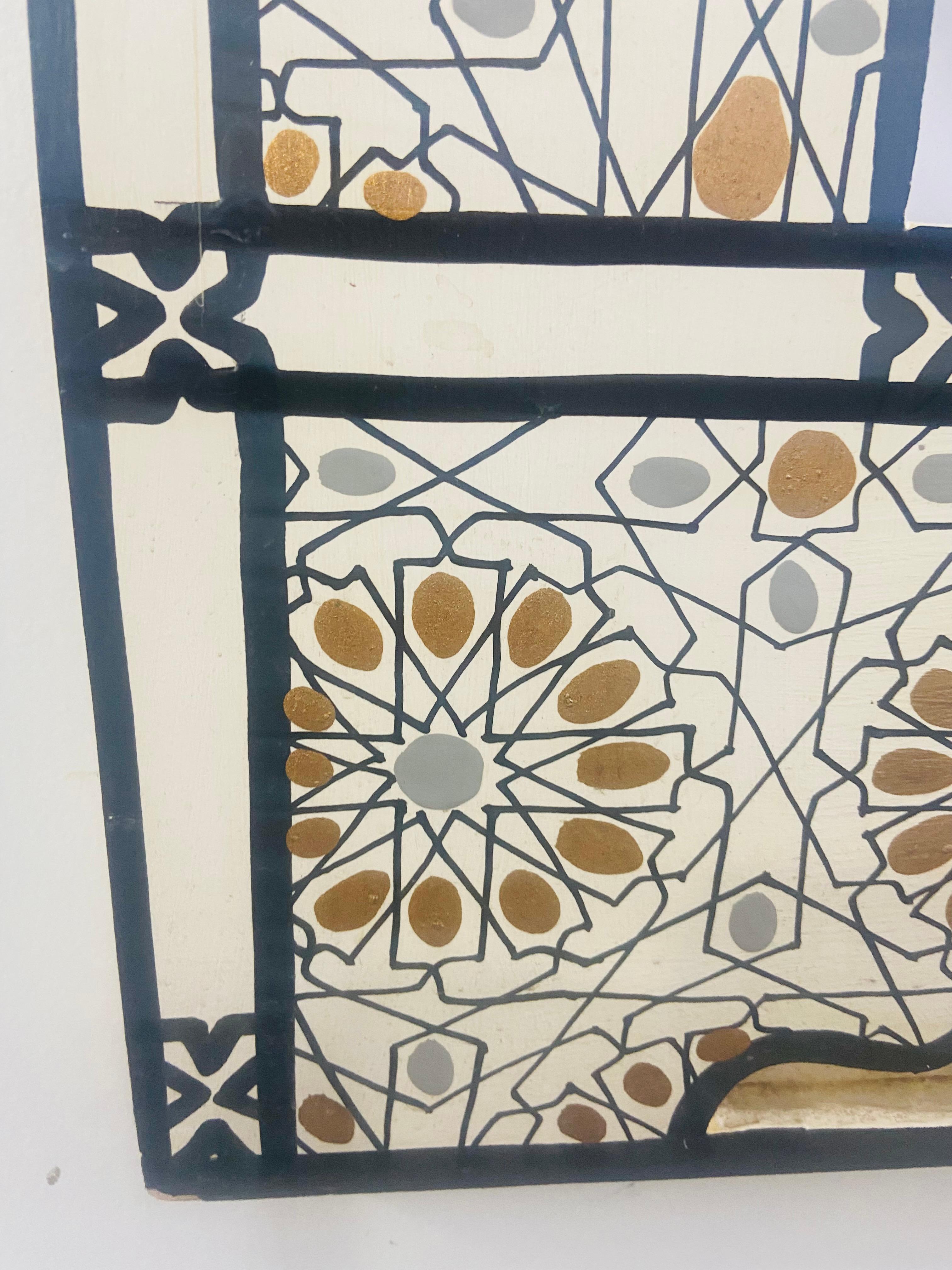 20ième siècle Miroir mural, de table ou de coiffeuse de style bohème marocain en forme d'arc, blanc et or en vente
