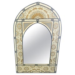 Espejo de pared, mesa o tocador con forma de arco blanco y dorado de estilo bohemio marroquí