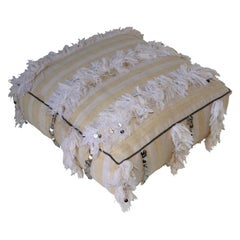 Coussin de sol marocain blanc avec paillettes argentées et longues franges