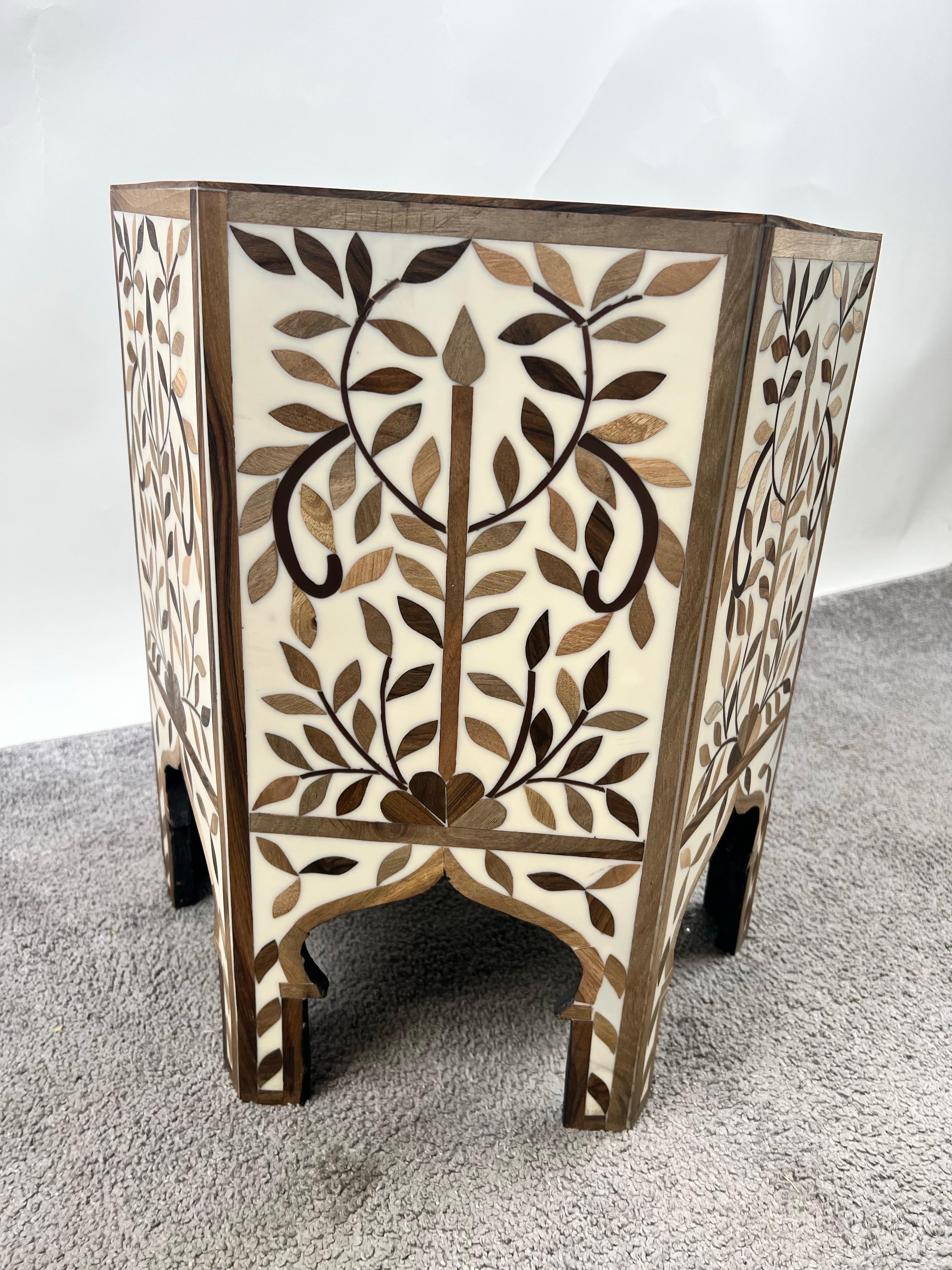 Moroccan Boho-Chic Handmade Walnut & Resin Inlay Hexagonal Side or End Table In Good Condition For Sale In Plainview, NY