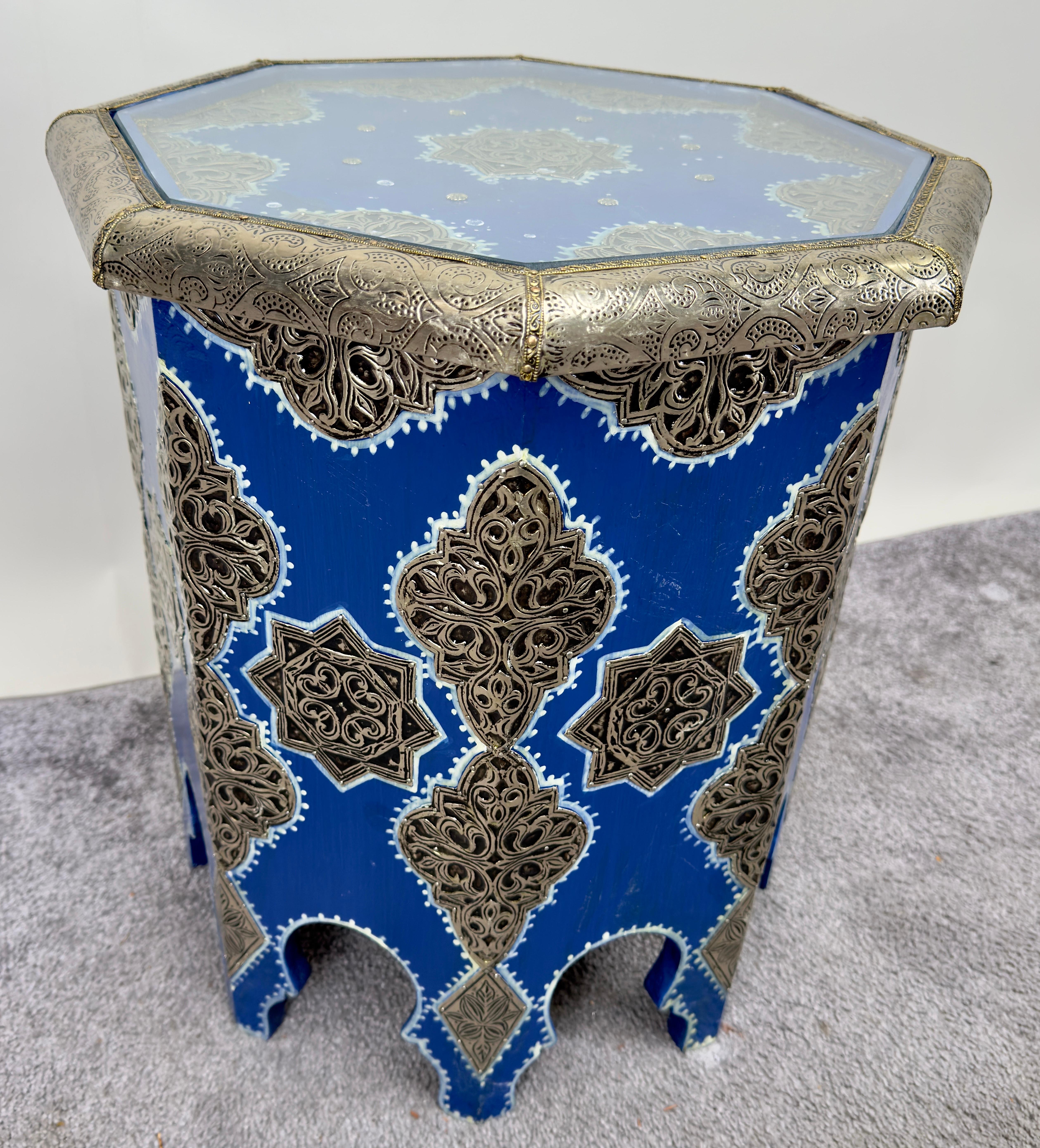 Moroccan Boho Chic White Brass Inlaid Side or End Table in Blue, a Pair For Sale 6