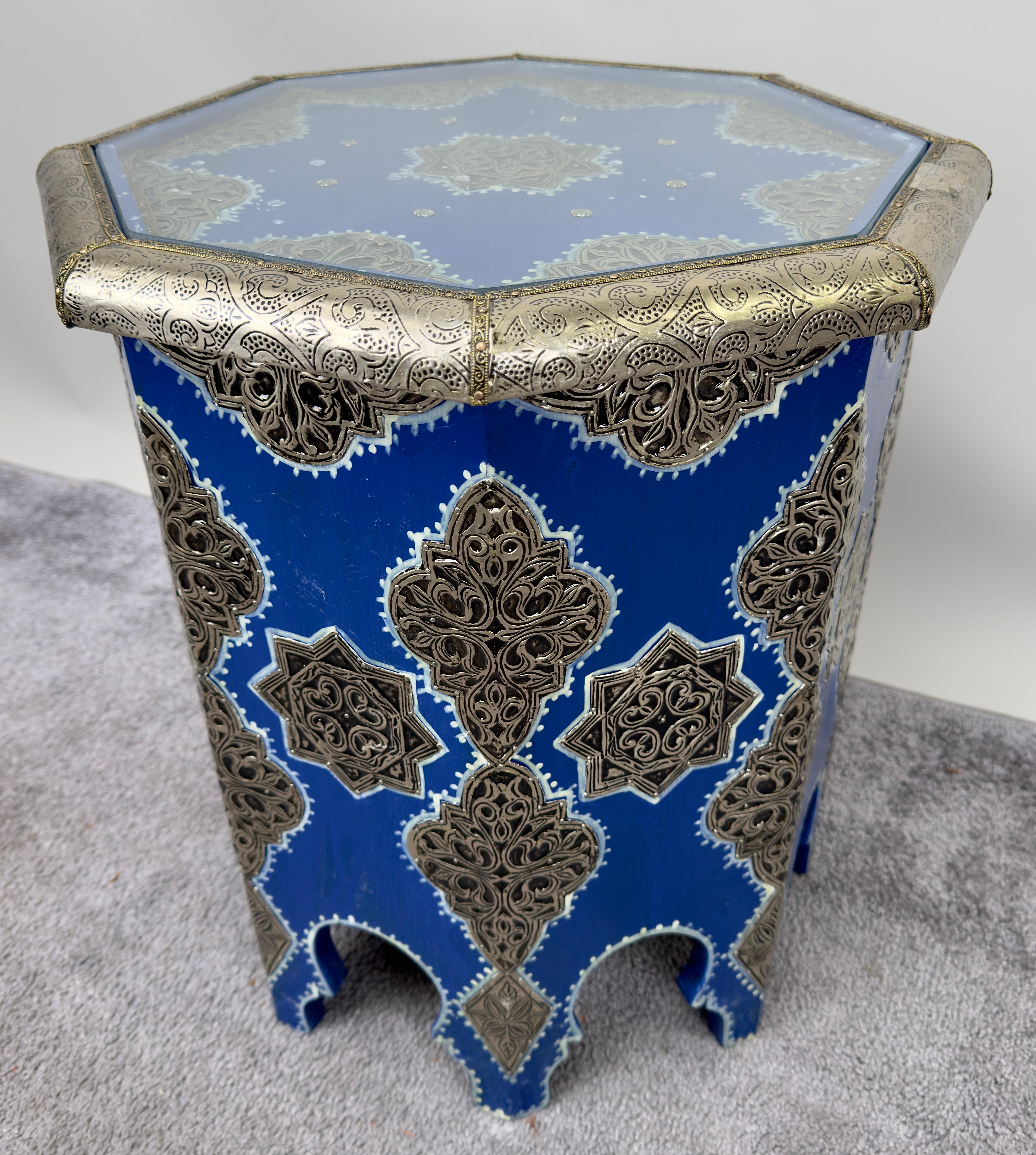 Moroccan Boho Chic White Brass Inlaid Side or End Table in Blue, a Pair For Sale 7