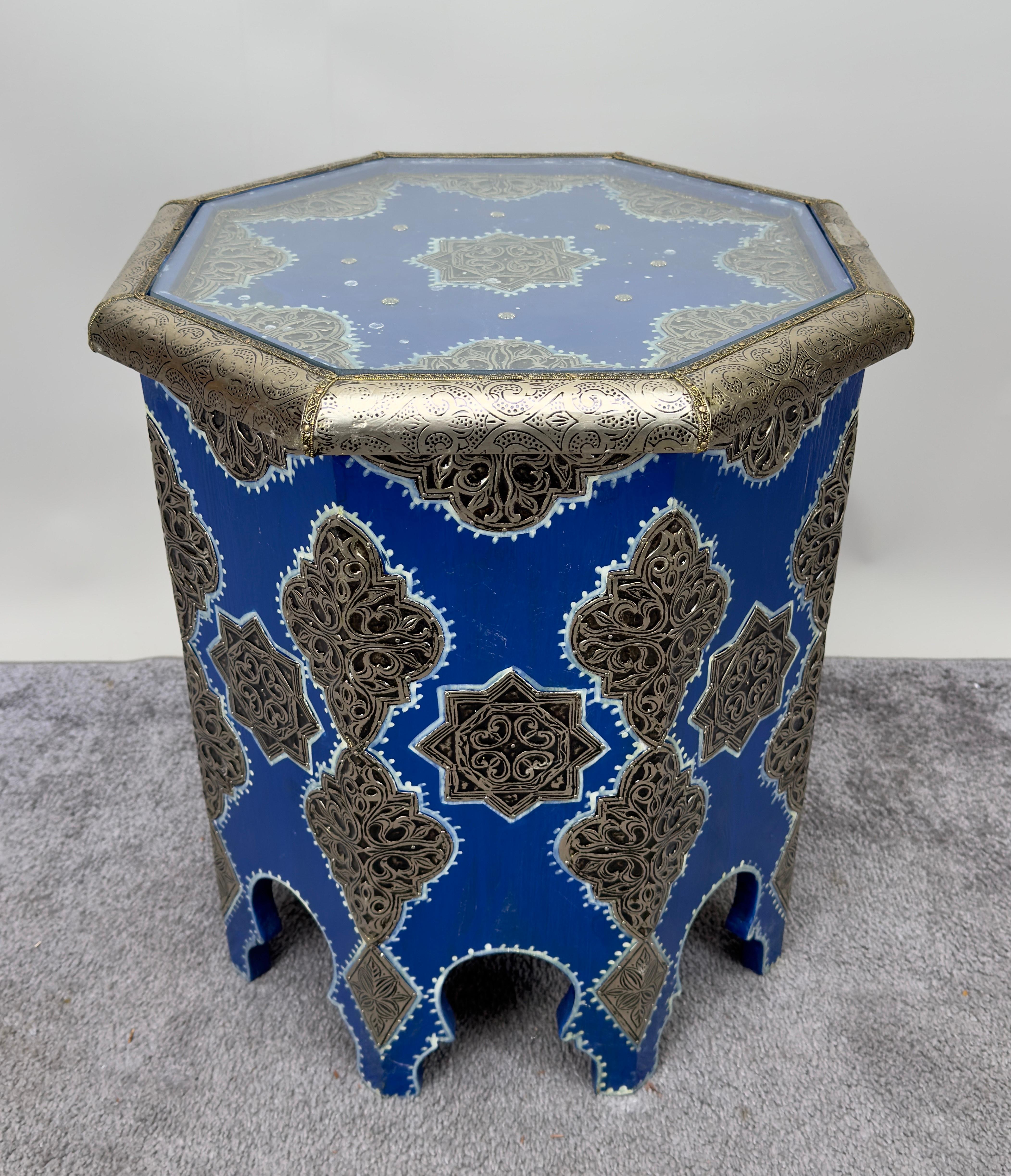 Moroccan Boho Chic White Brass Inlaid Side or End Table in Blue, a Pair In Good Condition For Sale In Plainview, NY