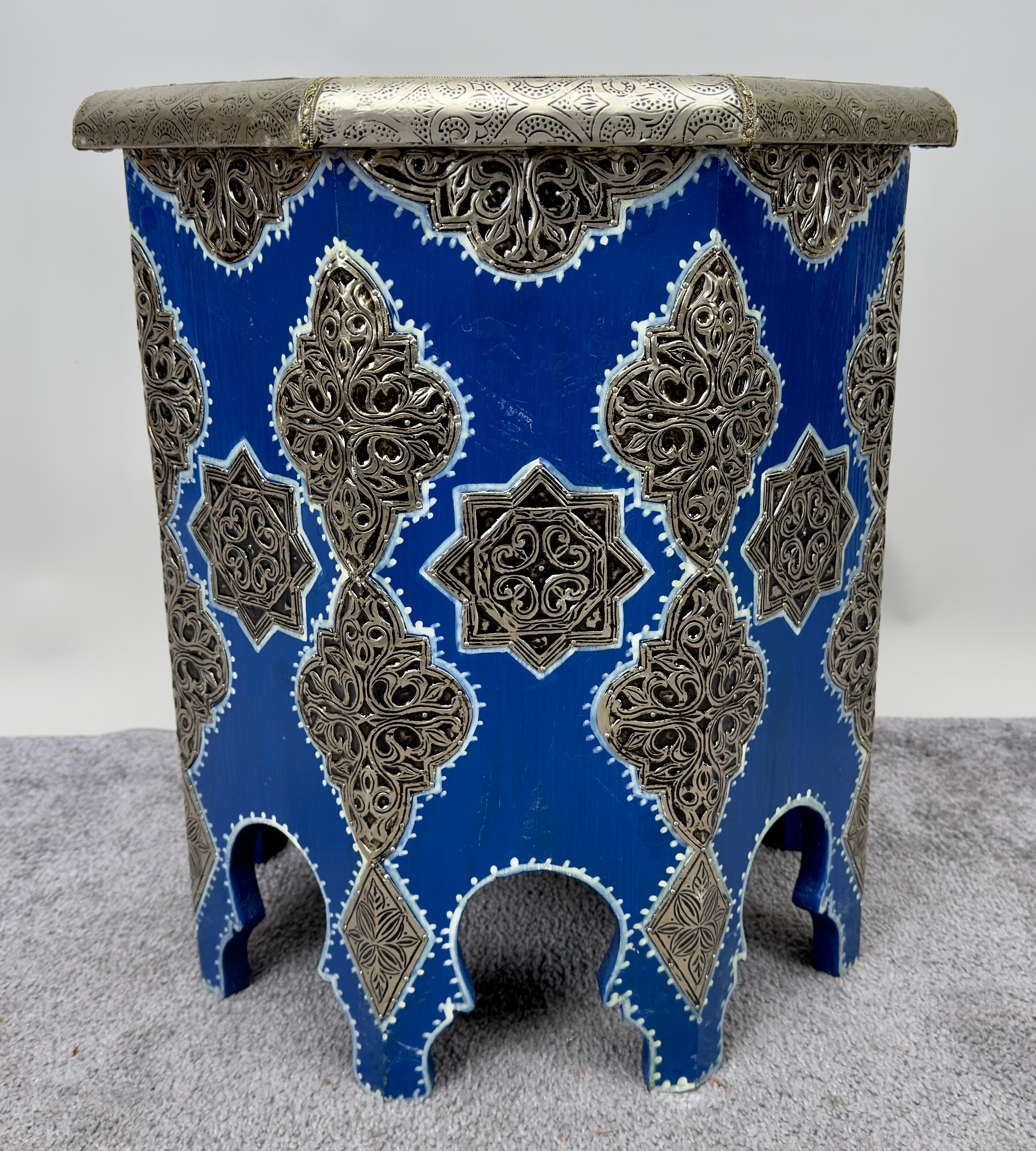 Laiton Paire de tables d'appoint ou d'extrémité marocaines Boho Chic en laiton blanc incrusté en bleu en vente