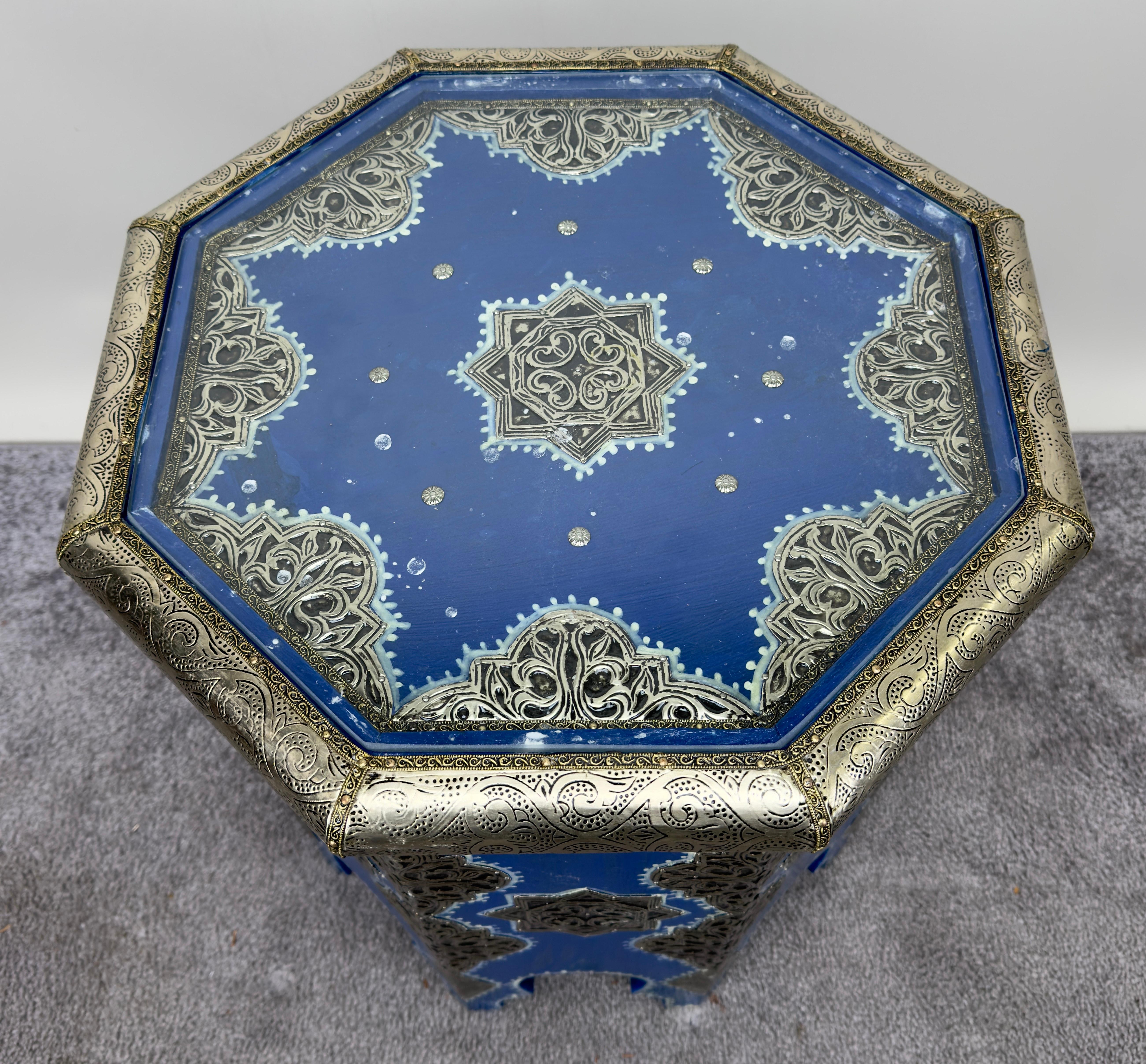 Paire de tables d'appoint ou d'extrémité marocaines Boho Chic en laiton blanc incrusté en bleu en vente 1