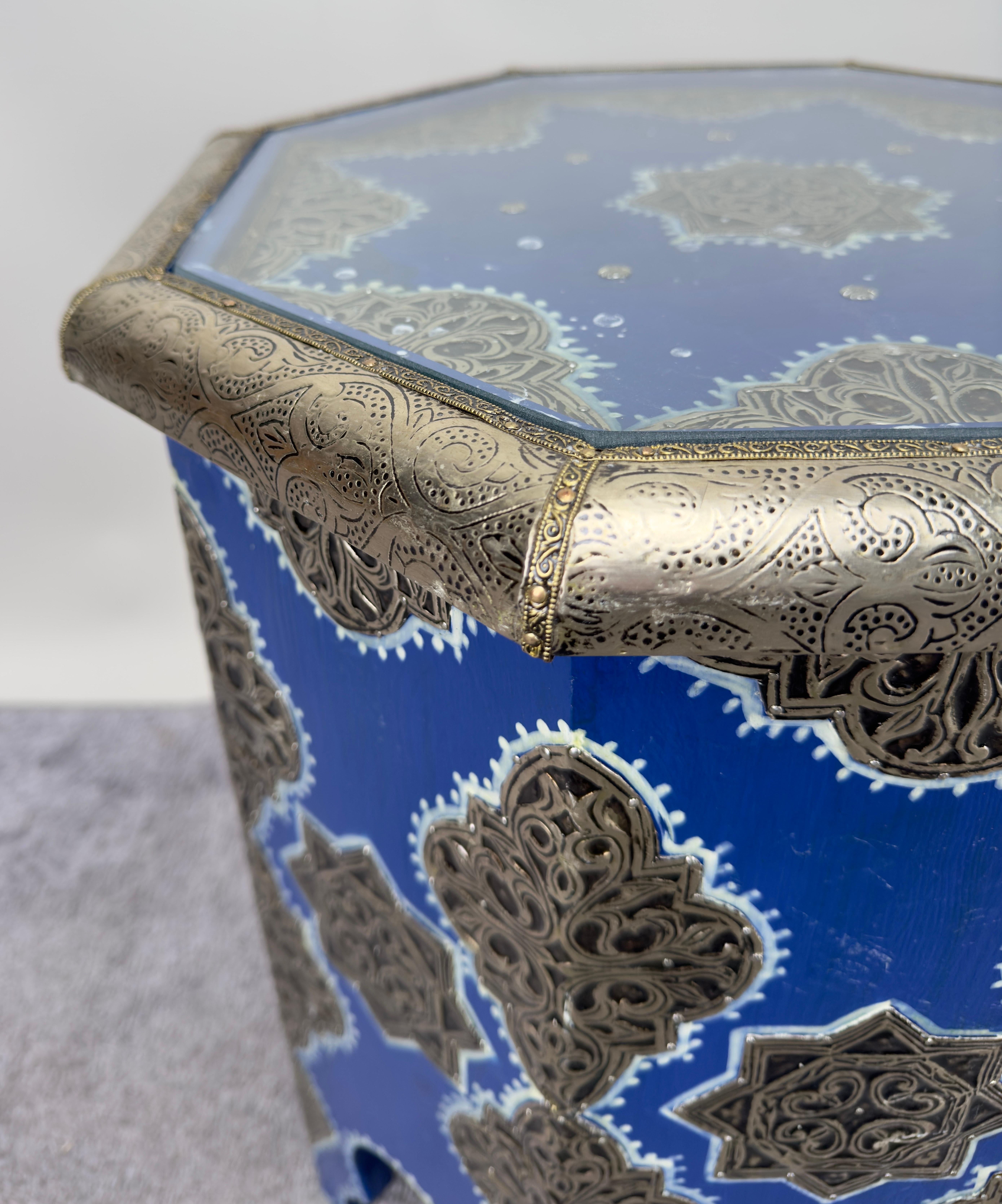 Moroccan Boho Chic White Brass Inlaid Side or End Table in Blue, a Pair For Sale 4