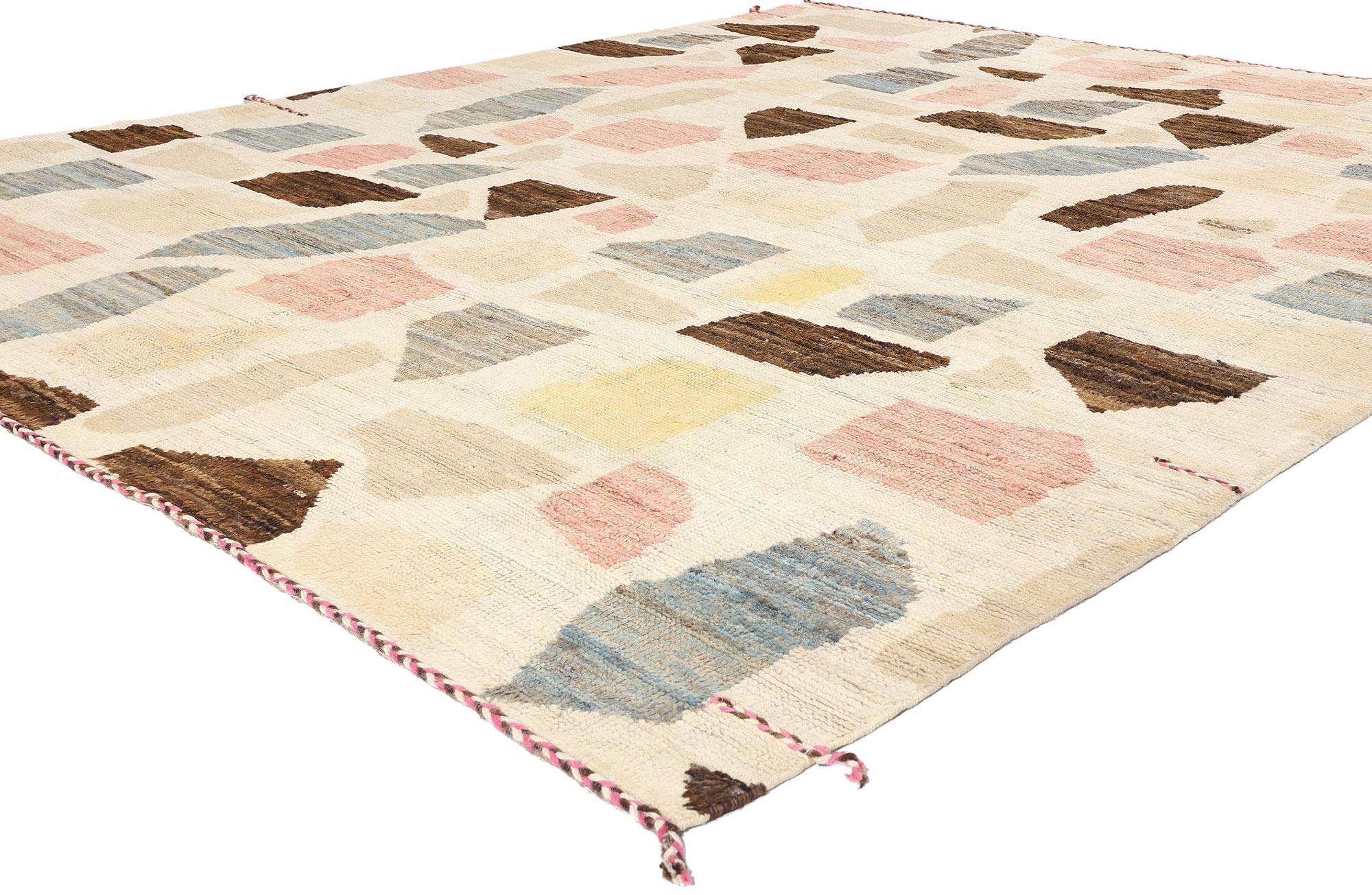 81060 Moderner marokkanischer Terrazzo-Teppich, 08'03 x 10'02. Treten Sie ein in eine Welt, in der die Raffinesse des Mid-Century Modern auf den Charme der Bohème trifft, mit unserem handgeknüpften Wollteppich 