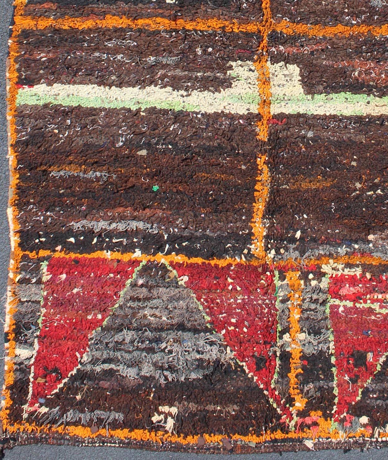 Grand tapis marocain Boucherouite à motif abstrait en anthracite et marron. Keivan Woven Arts / Tapis BDS-108, pays d'origine / type : Maroc / Moroccan, circa 1930.
Ce tapis de chiffon marocain est tissé avec du fil recyclé provenant de vieux tissus