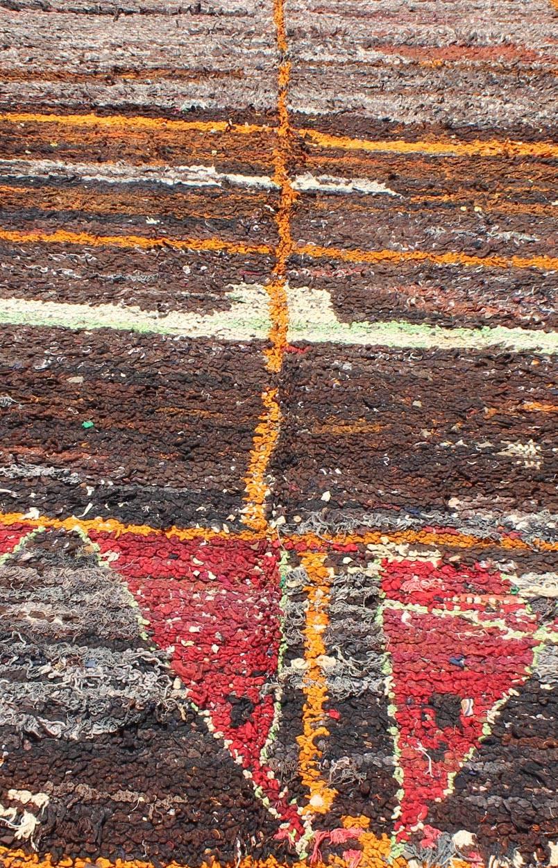 Grand tapis marocain Boucherouite à motifs abstraits en anthracite et Brown en vente 1