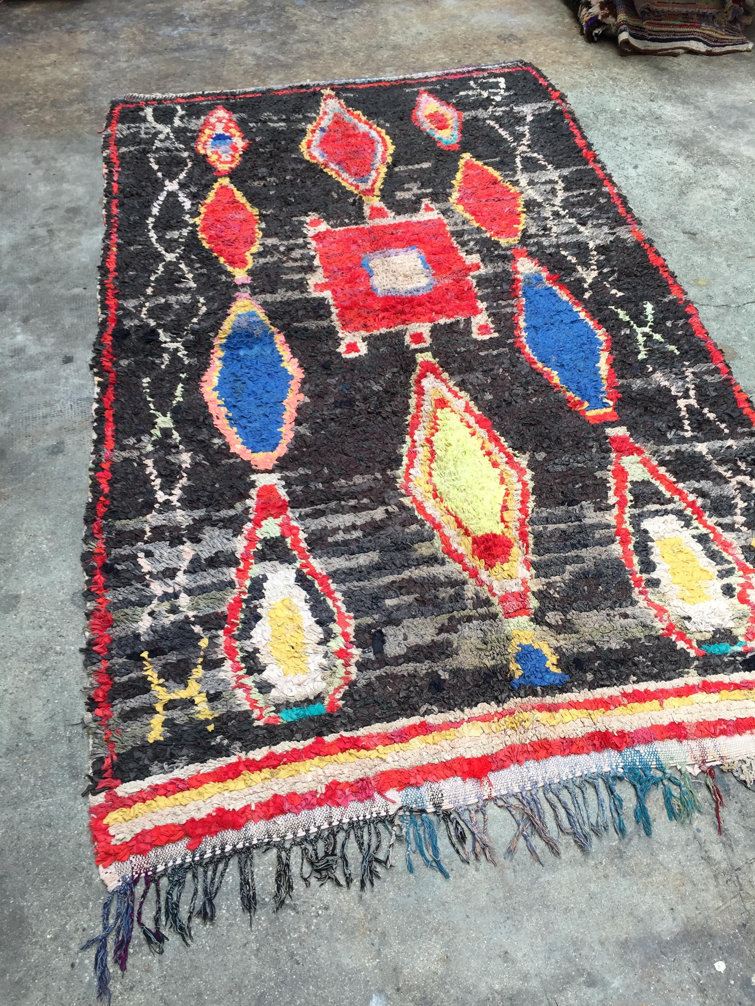 Boucherouite rug
Measures: 270 x 160 cm // 8.8 x 5.2 ft.
Hand-knotted fabrics
One of a kind berber tribal rug
Handmade in Morocco
1980s



    