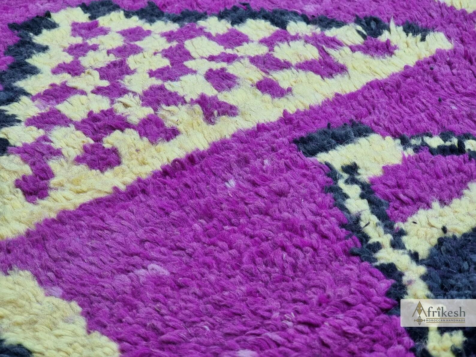 XXI secolo e contemporaneo Tappeto Boujaad marocchino in viola astratto e nero in vendita