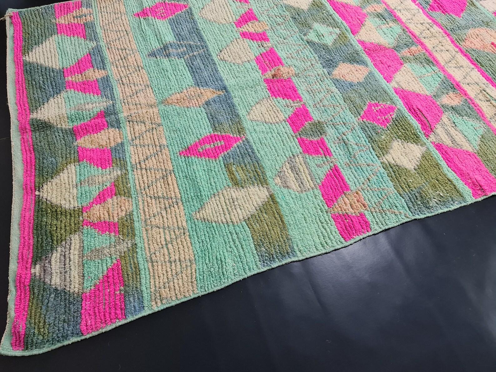 Moroccan Boujaad Rug in Green Geometric Patterns In Excellent Condition For Sale In Los Angeles, CA