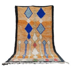 Tapis marocain Boujaad orange avec motifs géométriques bleus