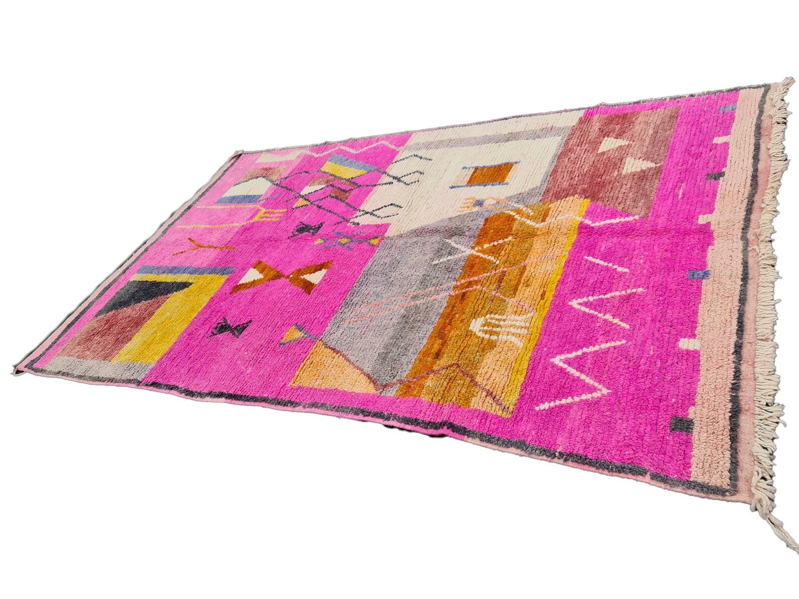Marocchino Tappeto Boujaad marocchino in rosa con disegni geometrici in vendita
