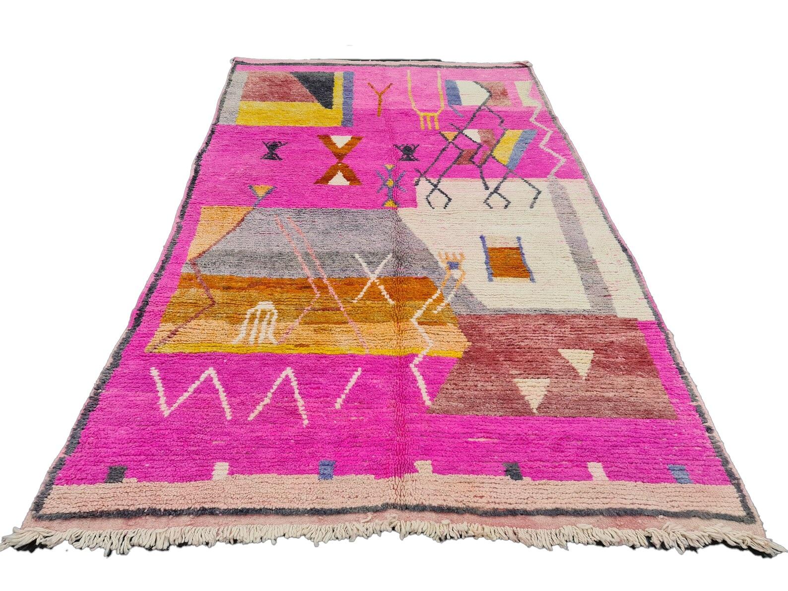 Tessuto a mano Tappeto Boujaad marocchino in rosa con disegni geometrici in vendita