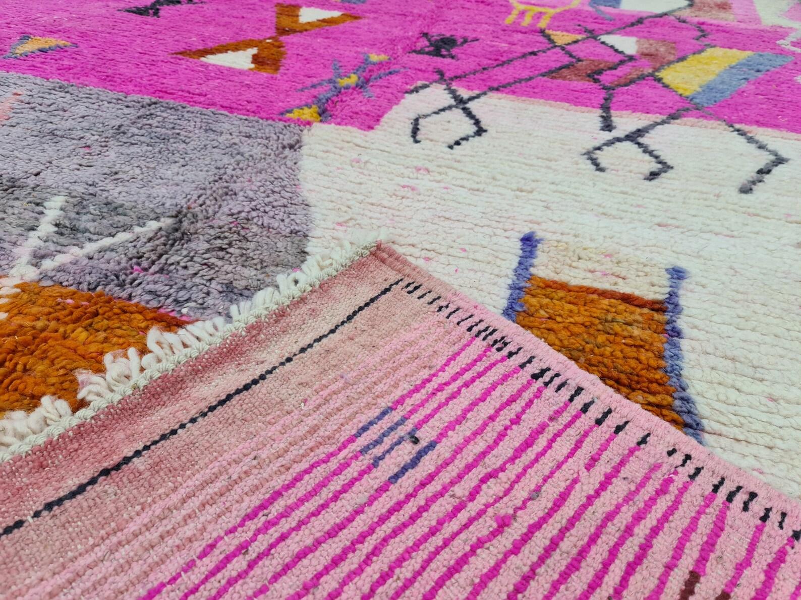 Tappeto Boujaad marocchino in rosa con disegni geometrici In condizioni ottime in vendita a Los Angeles, CA