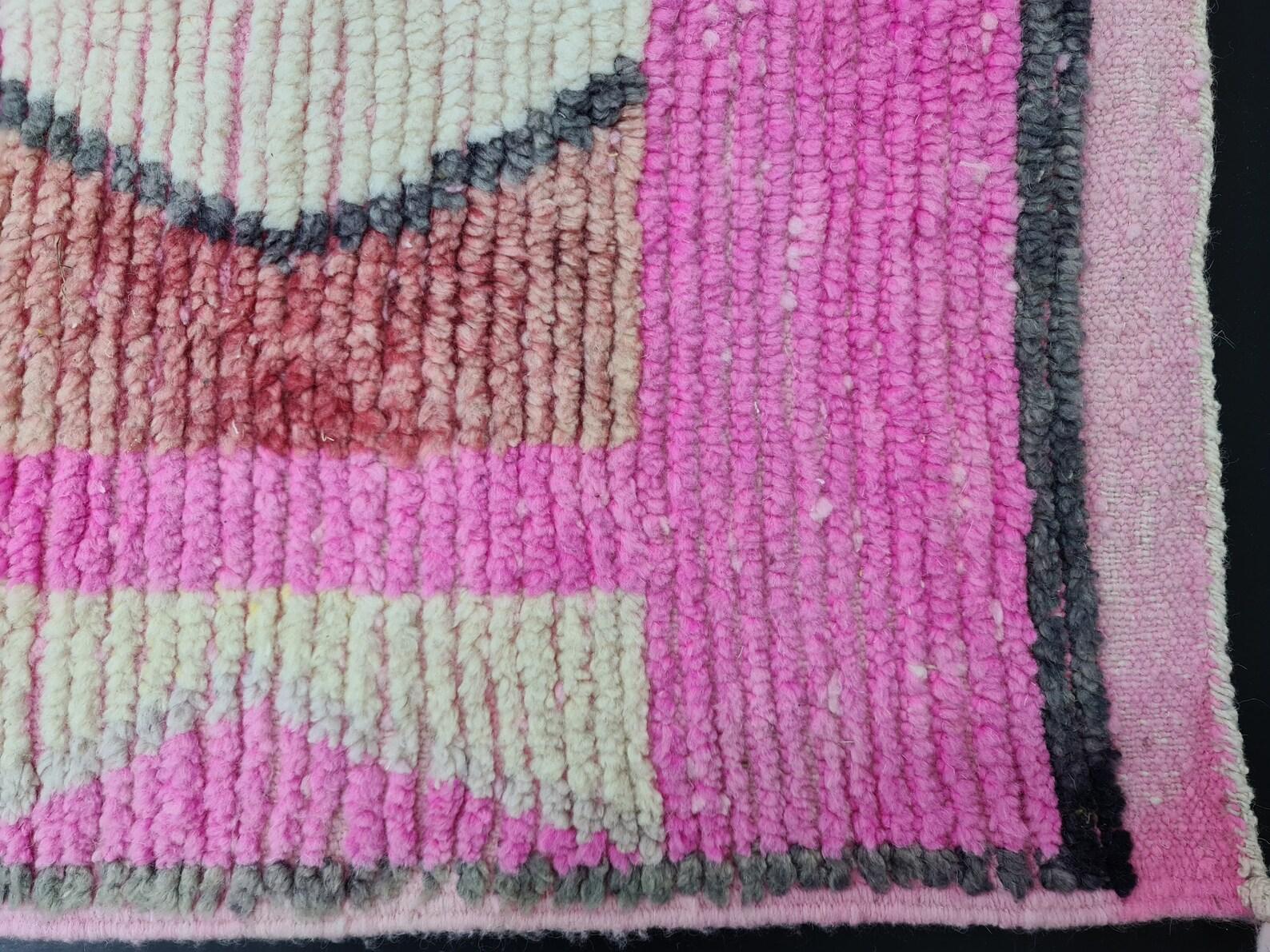 XXI secolo e contemporaneo Tappeto Boujaad marocchino in rosa con disegni geometrici in vendita