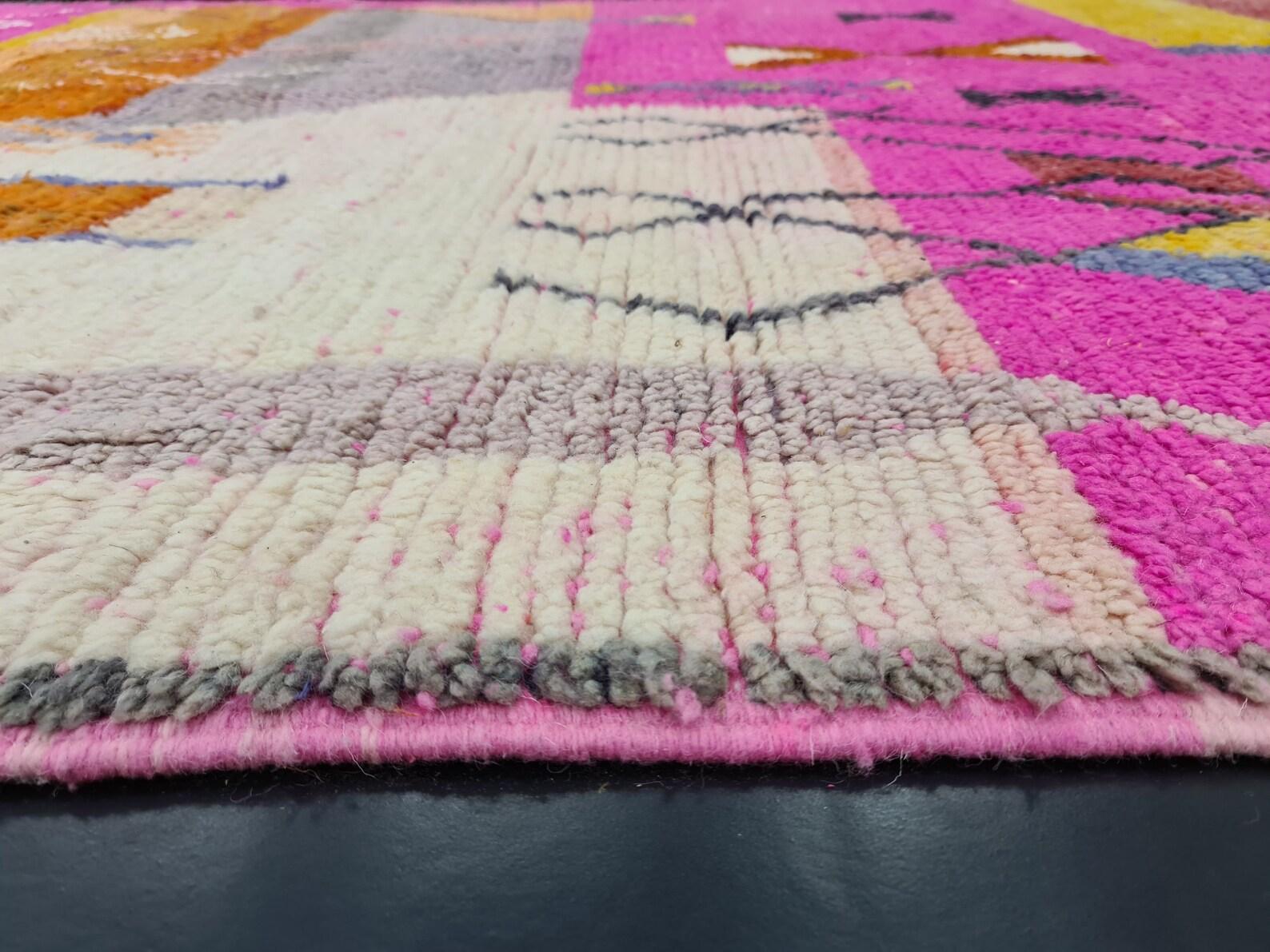 Lana Tappeto Boujaad marocchino in rosa con disegni geometrici in vendita